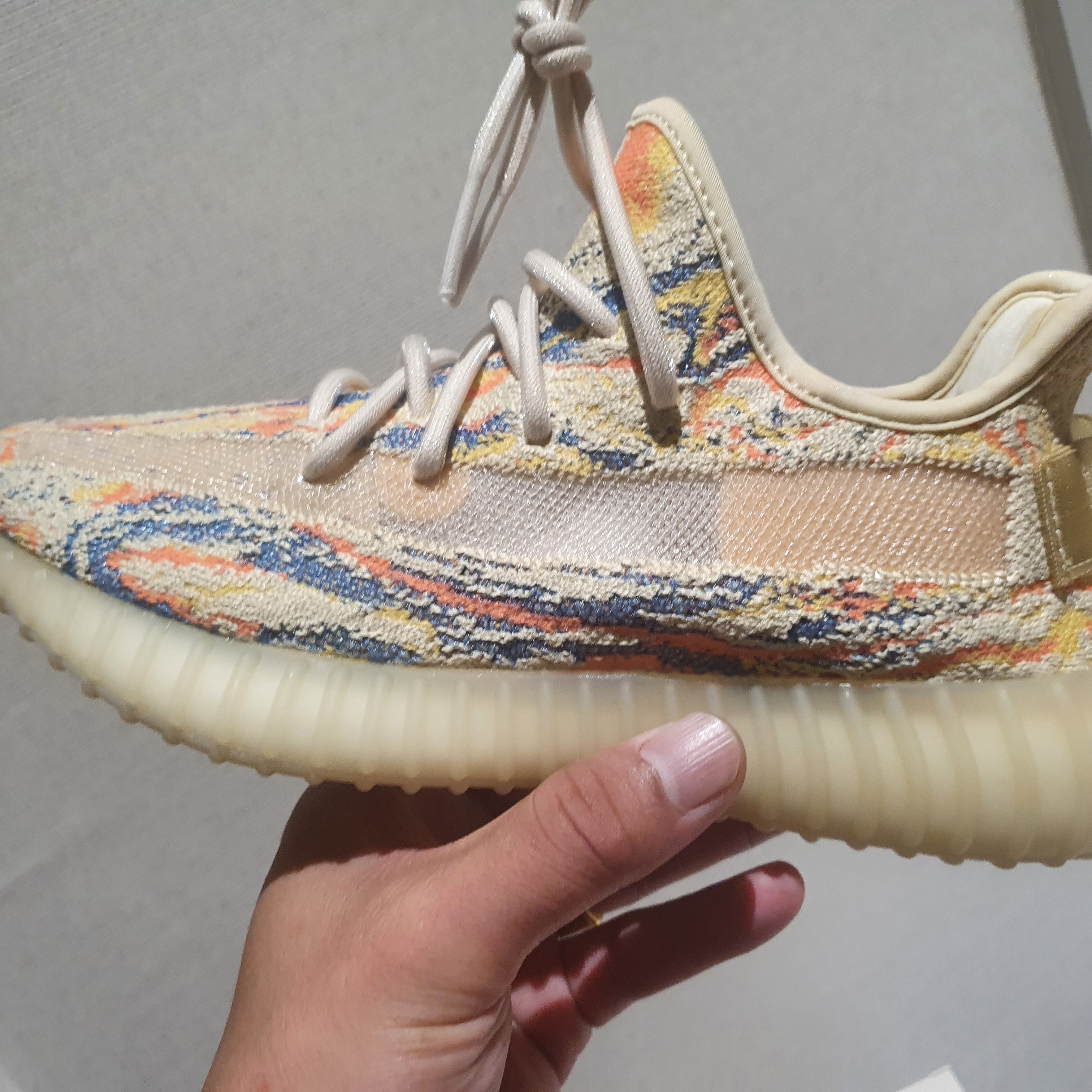 Adidas Yeezy Boost 350 V2 MX Oat 착용 스타일 - 3