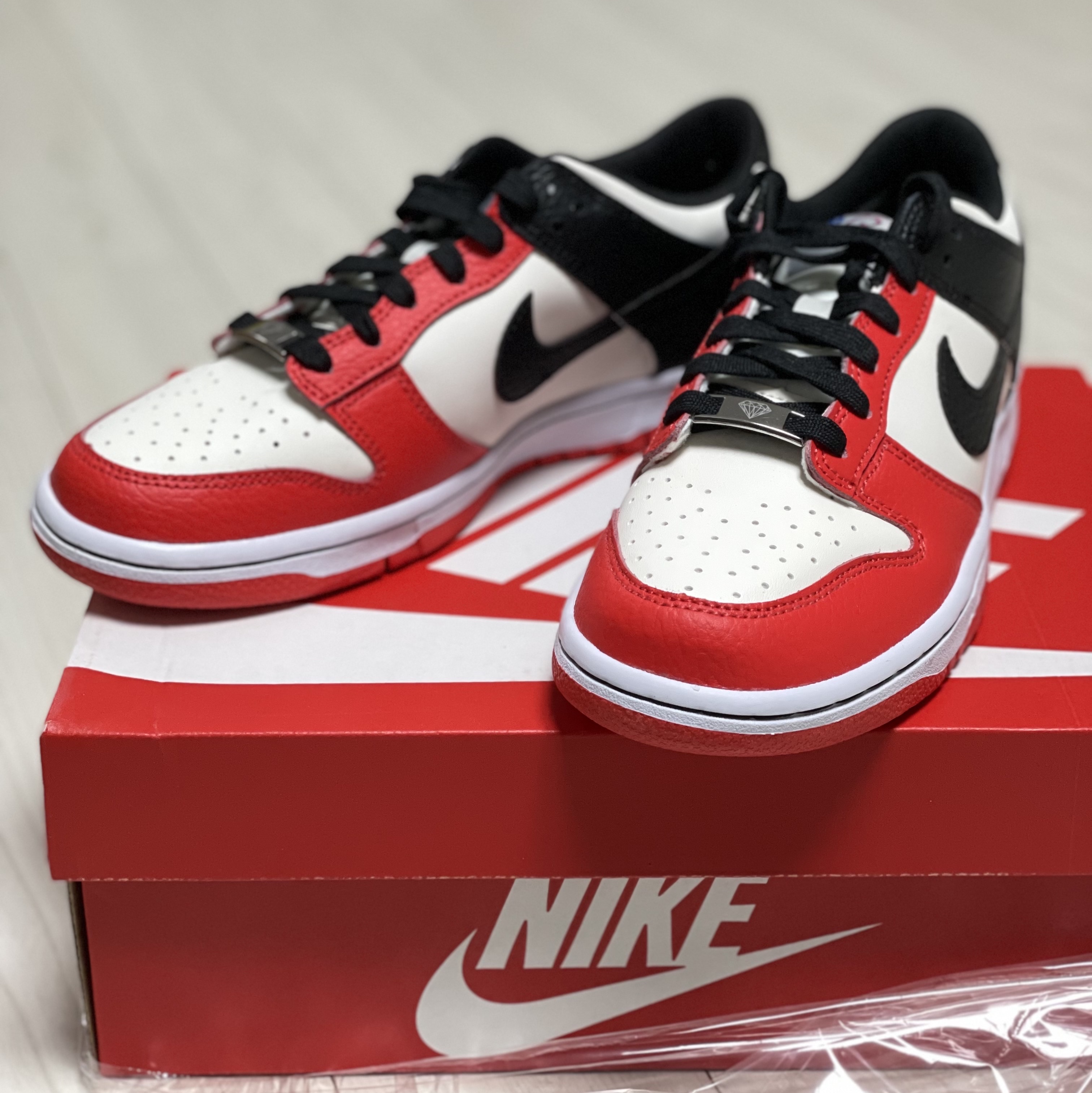 (GS) Nike x NBA Dunk Low Black and Chile Red 착용 스타일
