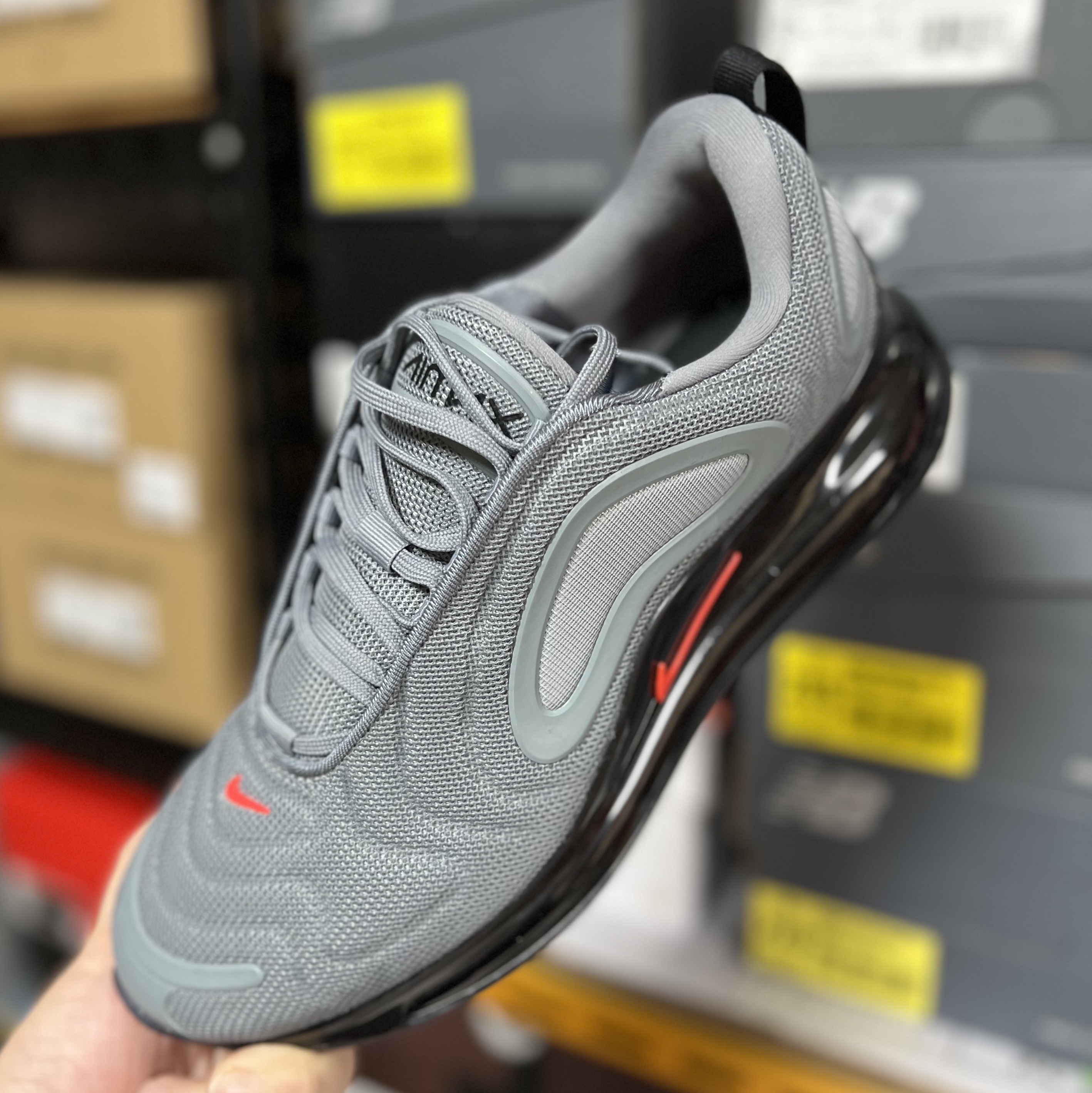 Nike Air Max 720 Cool Grey 착용 스타일 - 1