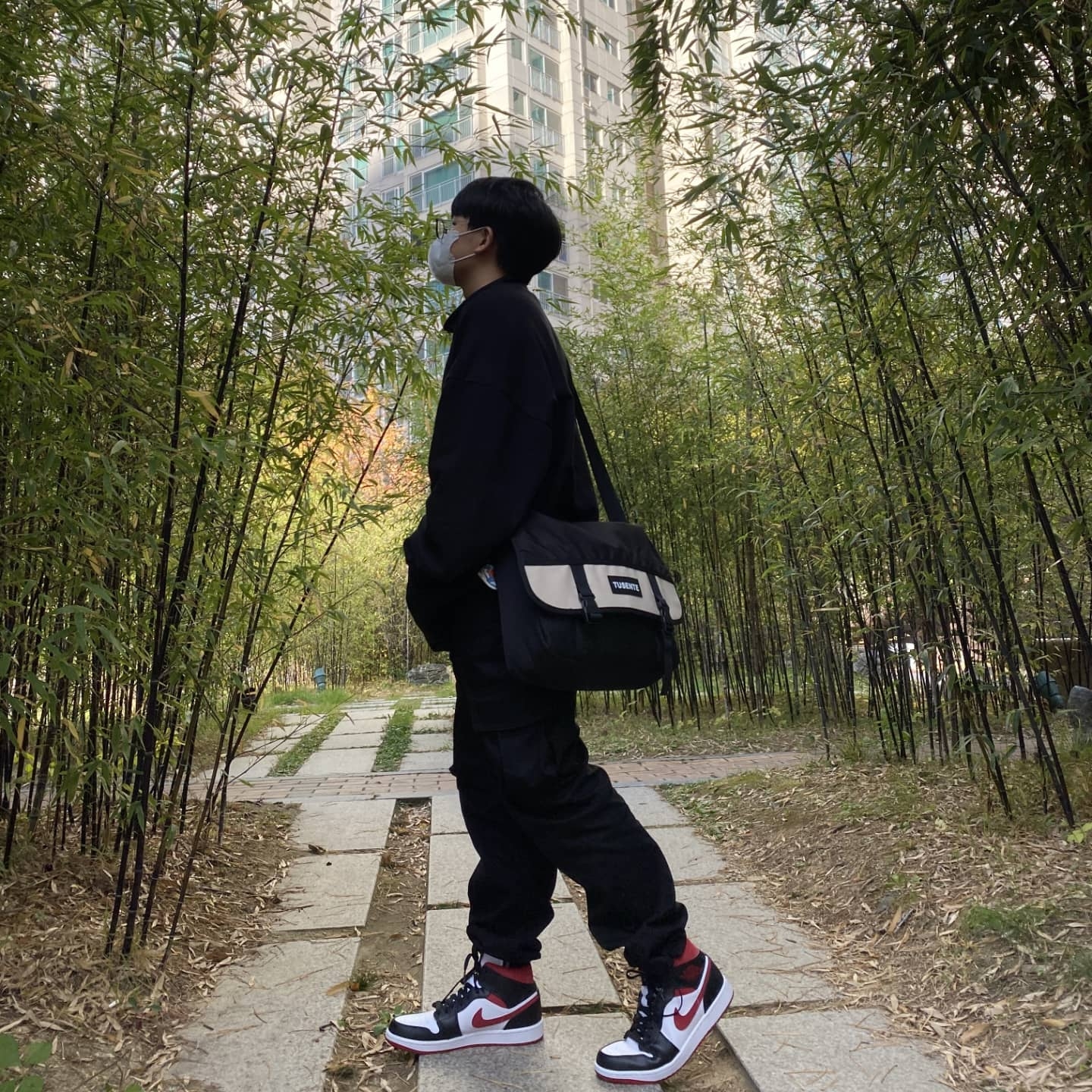 Jordan 1 Mid Gym Red Black White 착용 스타일 - 2