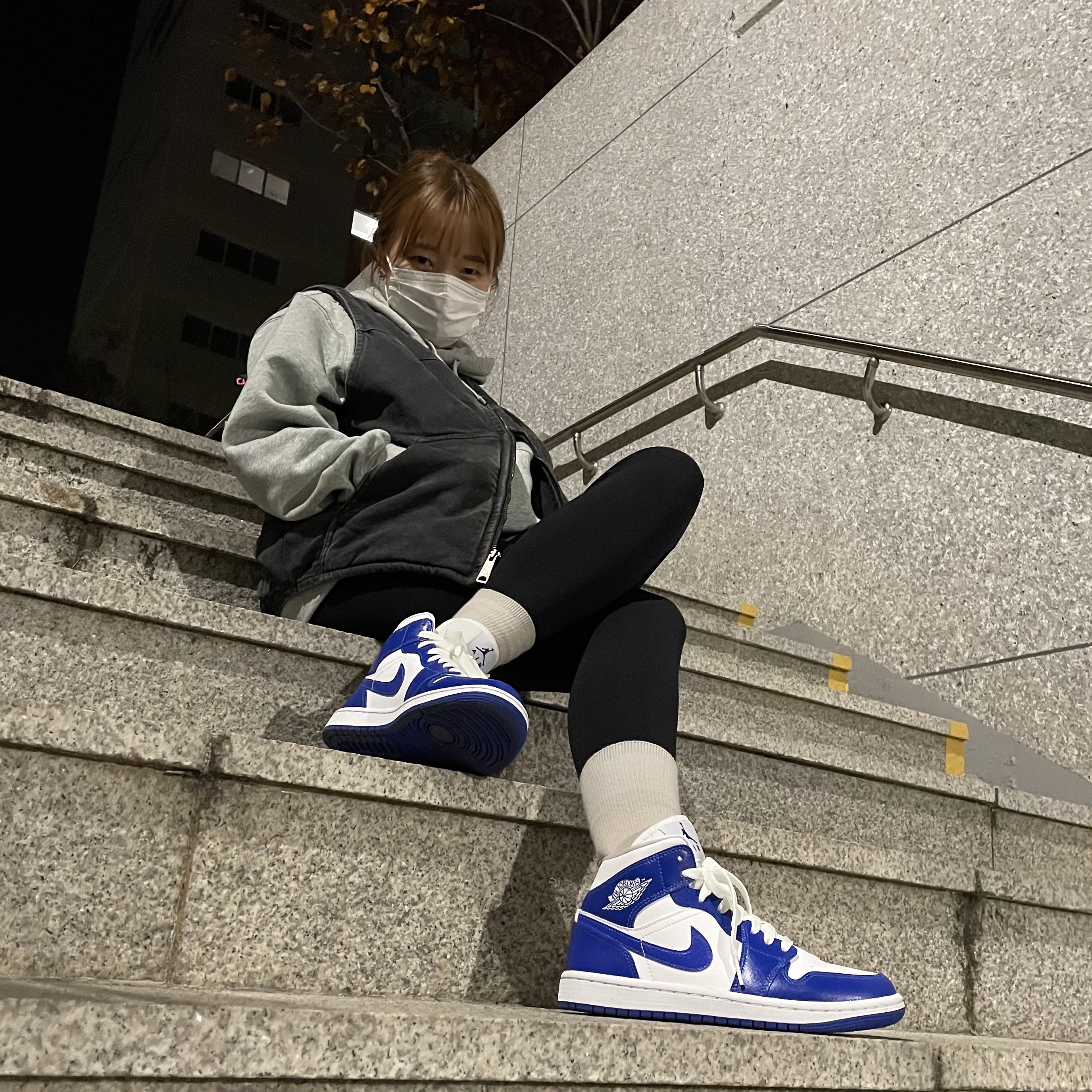 (W) Jordan 1 Mid White Hyper Royal 착용 스타일