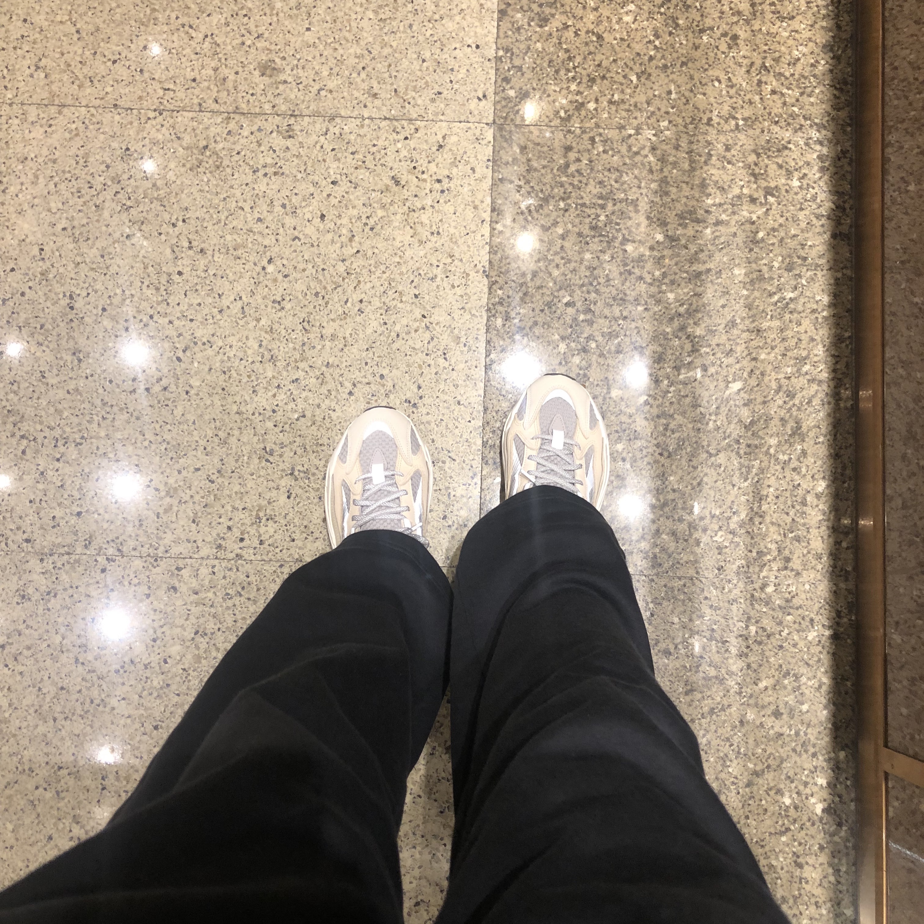 Adidas Yeezy Boost 700 V2 Cream 착용 스타일
