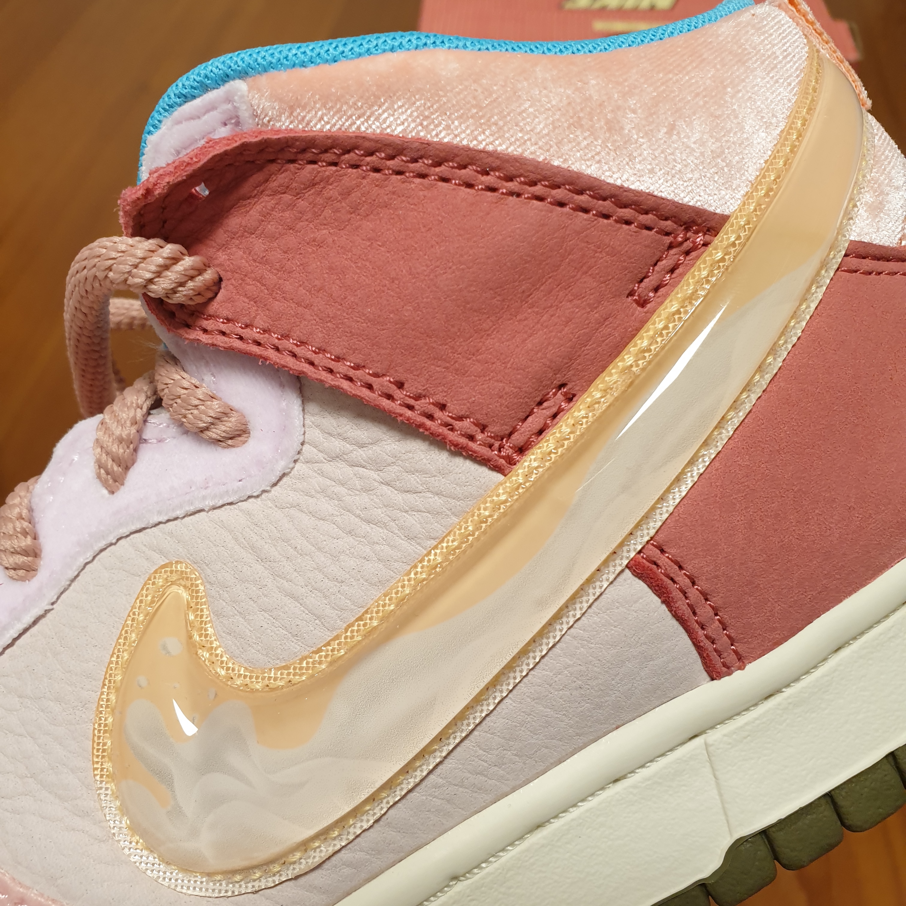 Nike x Social Status Dunk Mid Free Lunch Strawberry Milk 착용 스타일 - 3