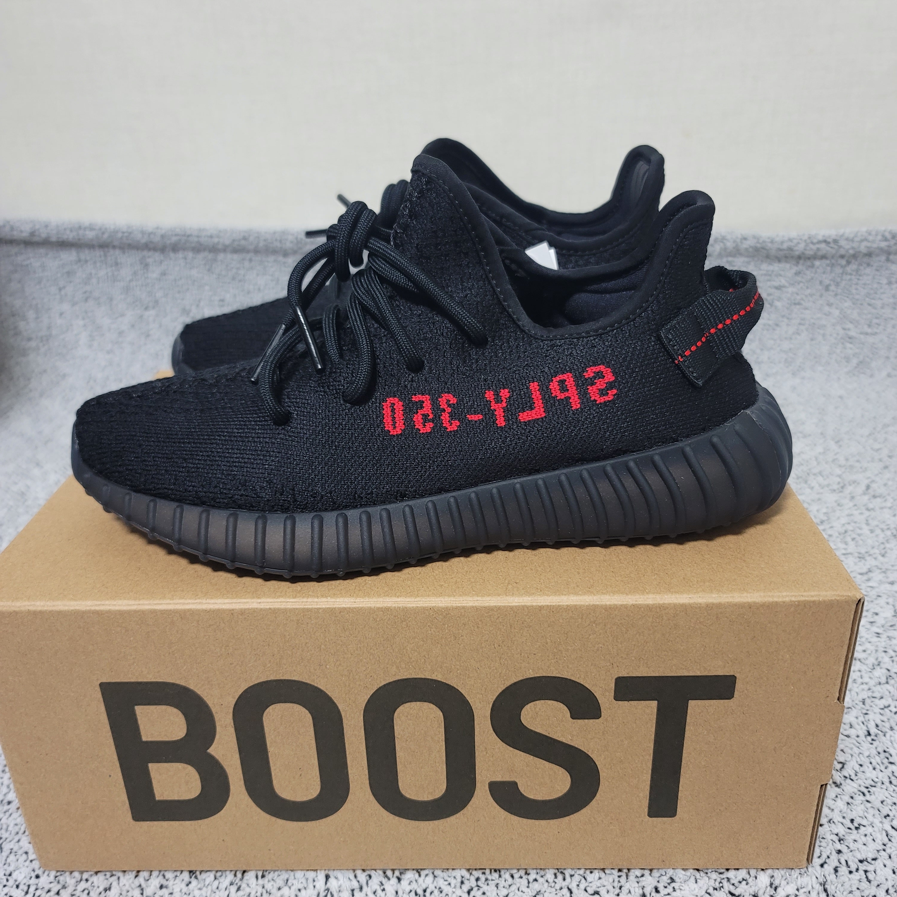 Adidas Yeezy Boost 350 V2 Black Red 2020 착용 스타일 - 3