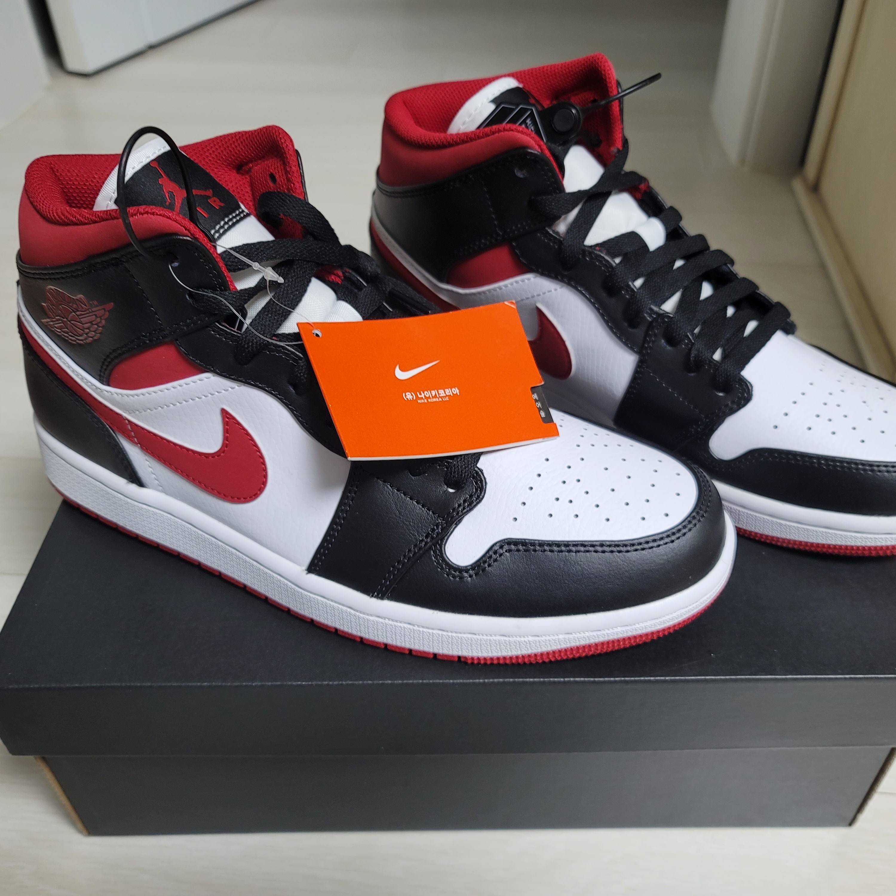 Jordan 1 Mid Gym Red Black White 착용 스타일