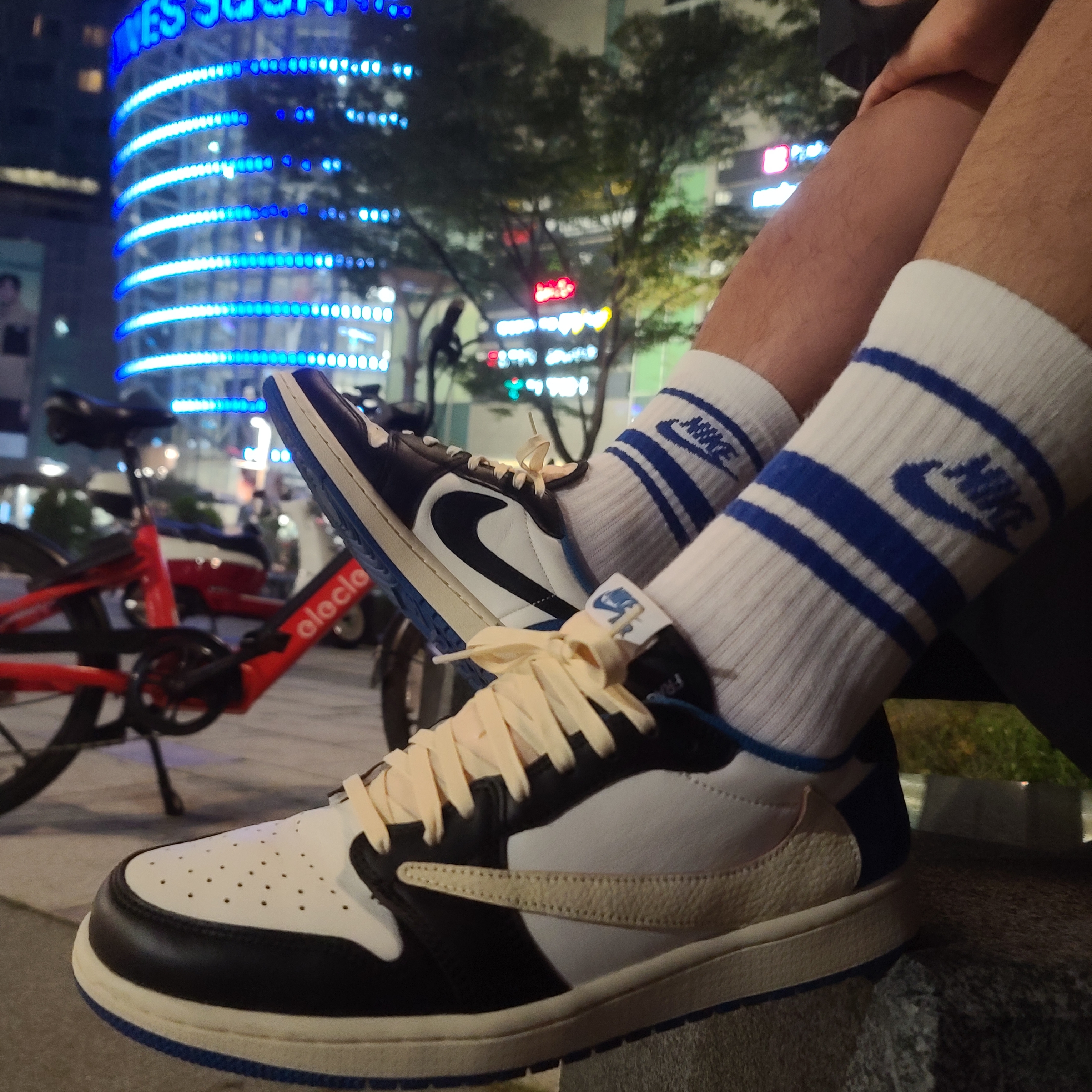 Jordan 1 x Travis Scott x Fragment Retro Low OG SP Military Blue 착용 스타일