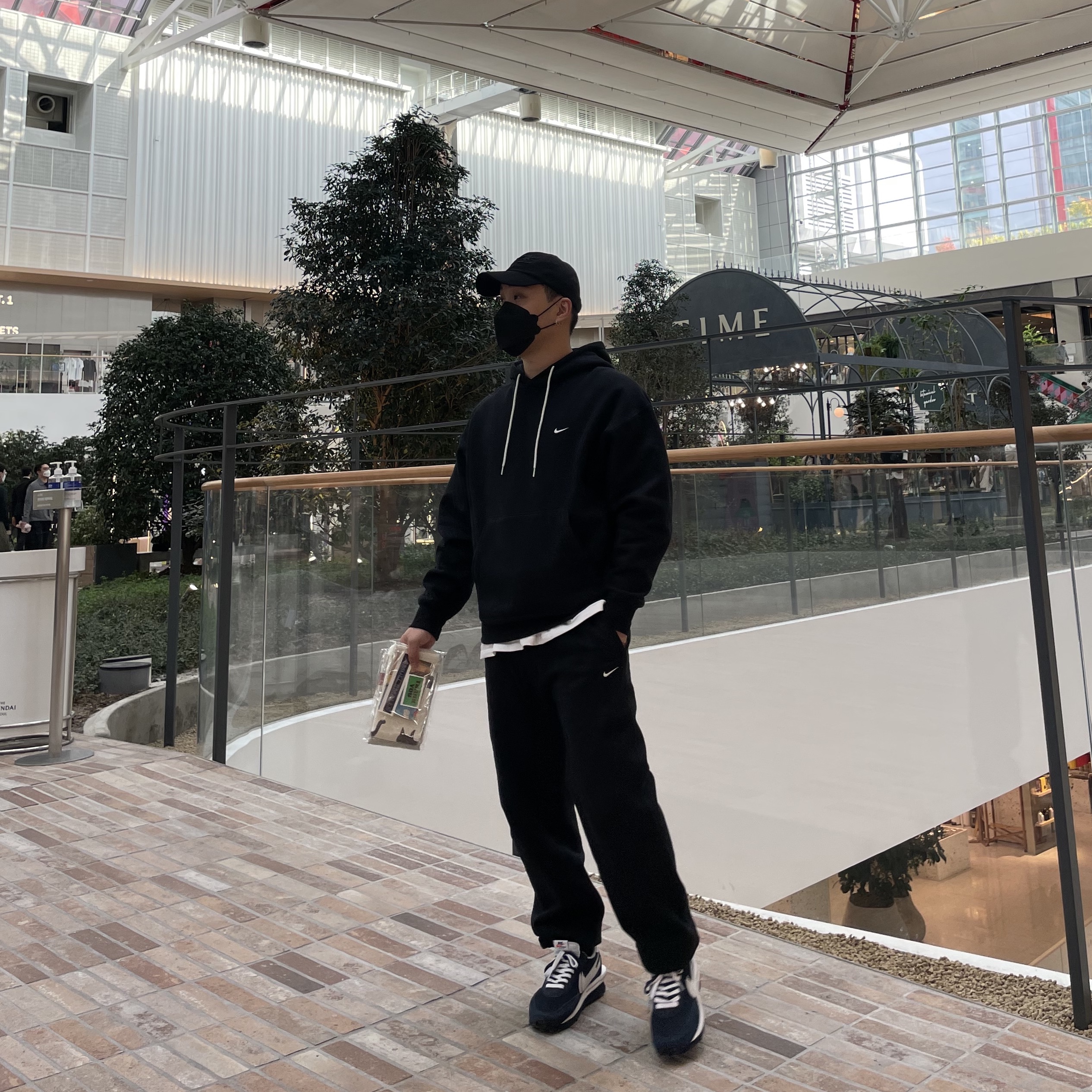 Nike x Sacai x Fragment LDWaffle Blackened Blue, Nike NRG Solo Swoosh Fleece Hoodie Black White - Asia 착용 스타일