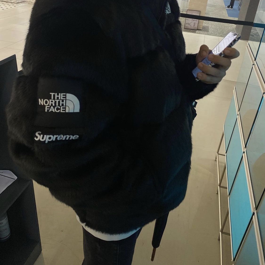 Supreme x The North Face Faux Fur Nuptse Jacket Black - 20FW, Supreme Bandana Tarp Side Bag Black - 21SS 착용 스타일 - 1