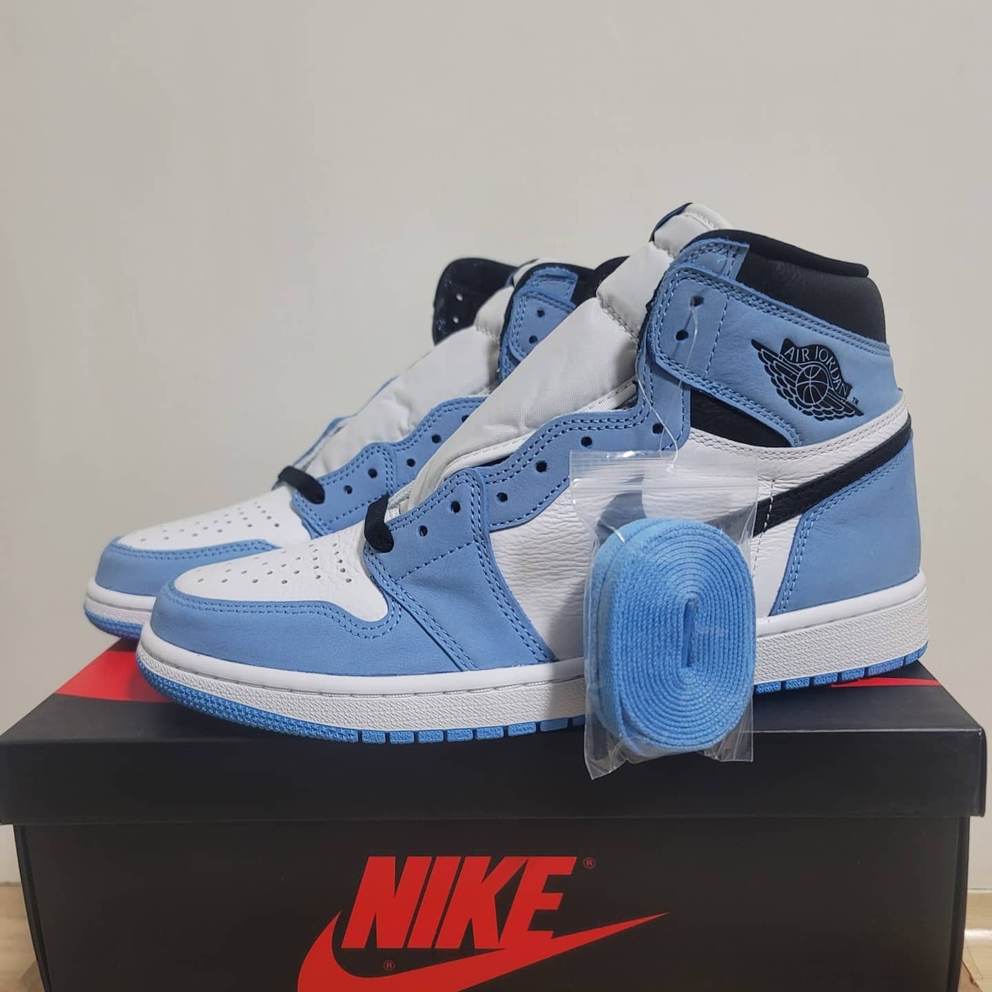 Jordan 1 Retro High OG University Blue 착용 스타일 - 2