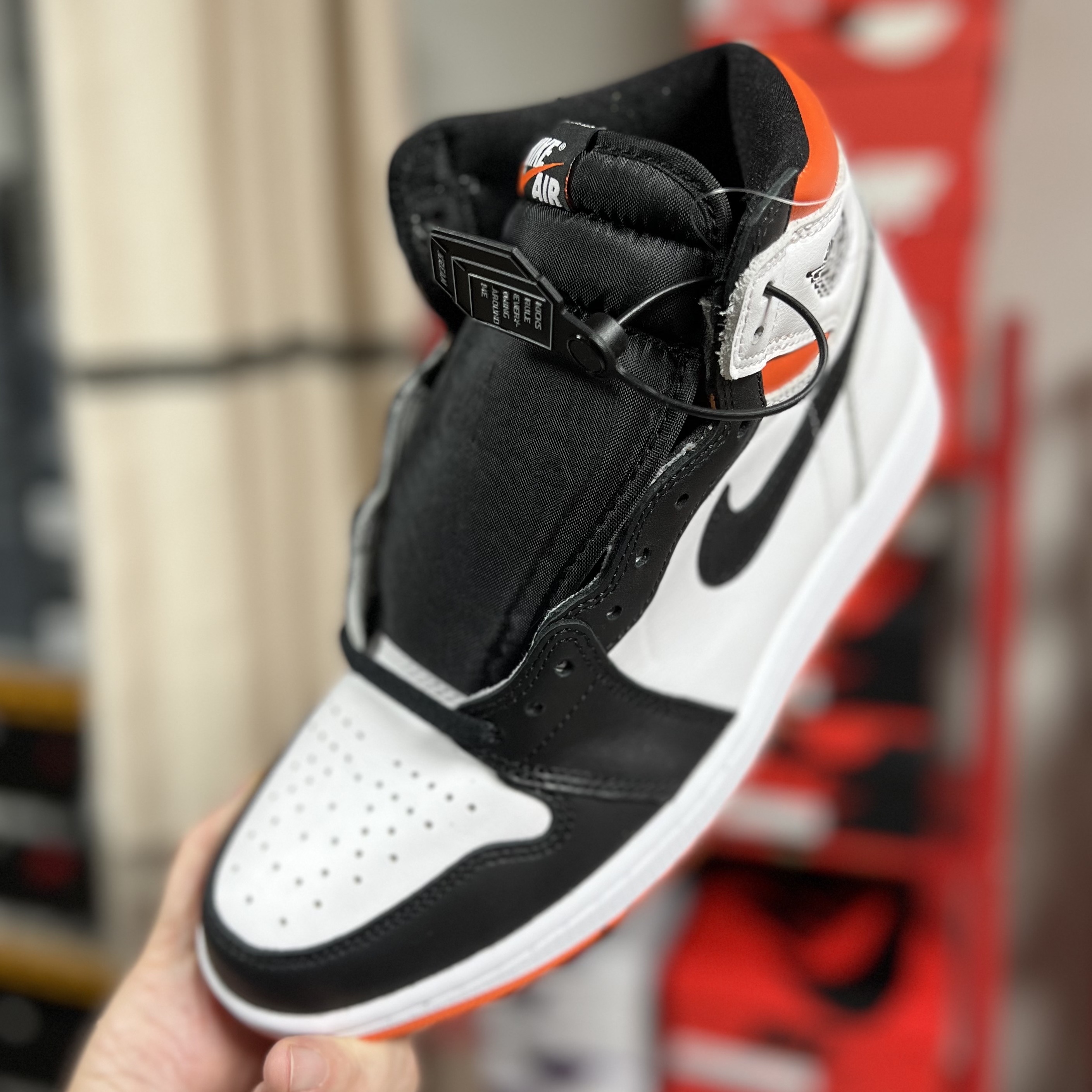 Jordan 1 Retro High OG Electro Orange 착용 스타일 - 1