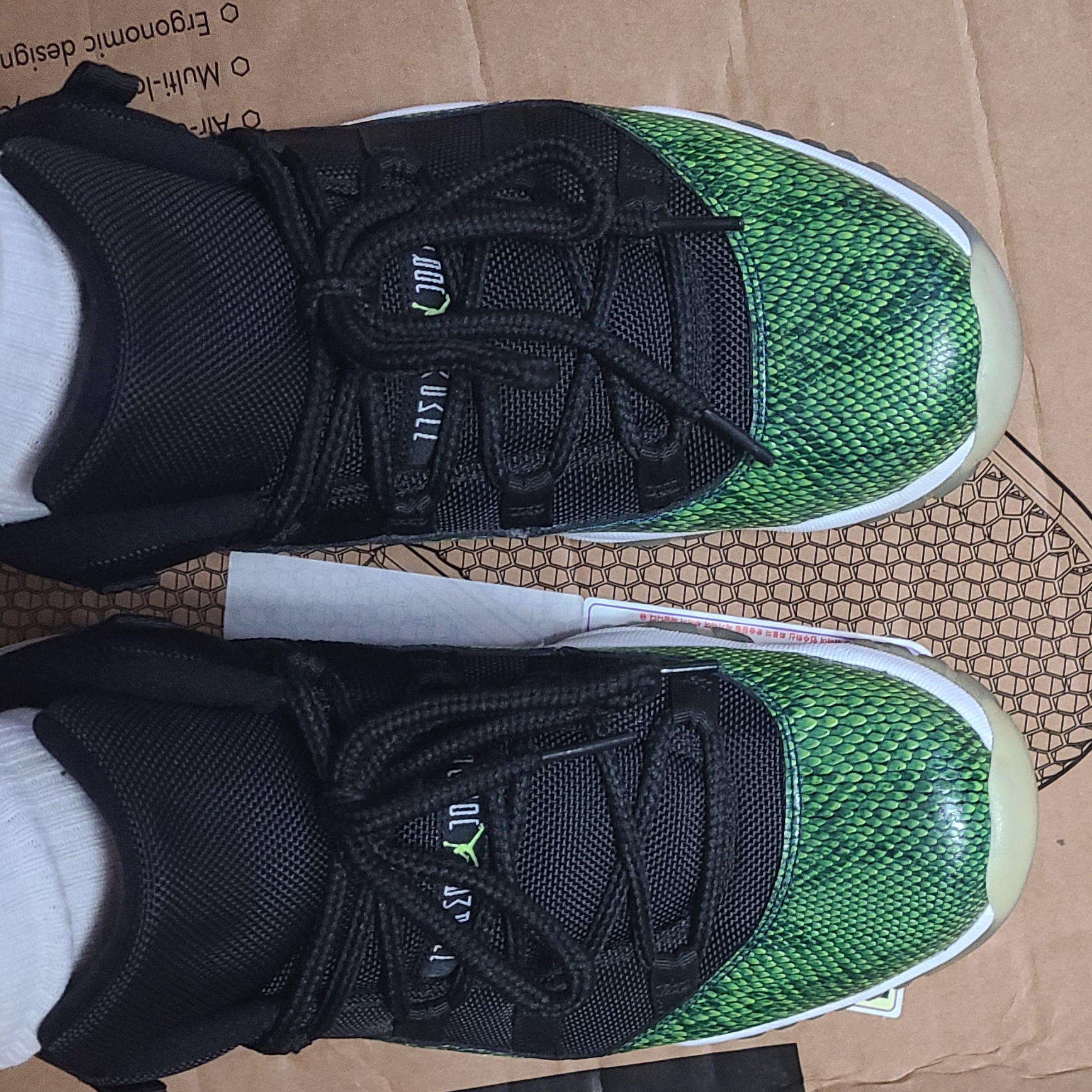 Jordan 11 Retro Low Green Snakeskin 착용 스타일 - 2