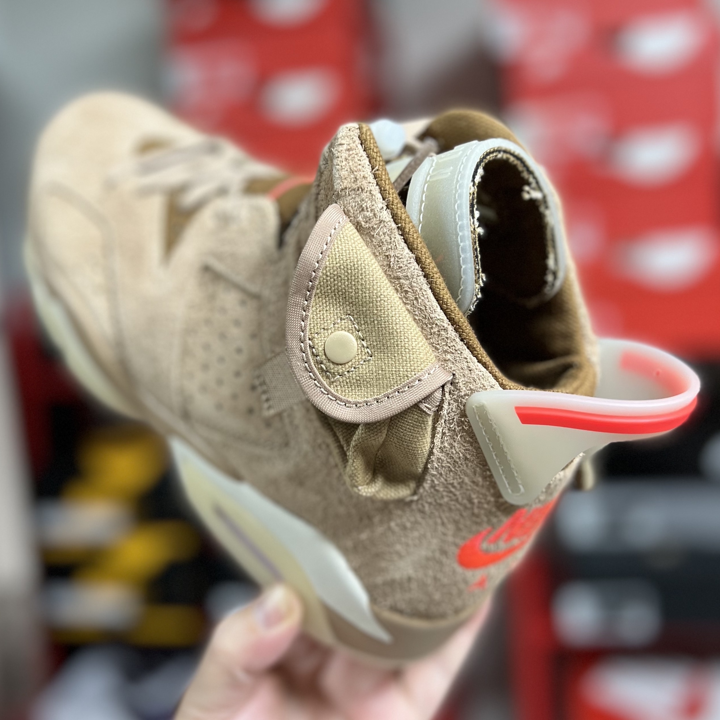 Jordan 6 x Travis Scott Retro SP British Khaki 착용 스타일 - 2