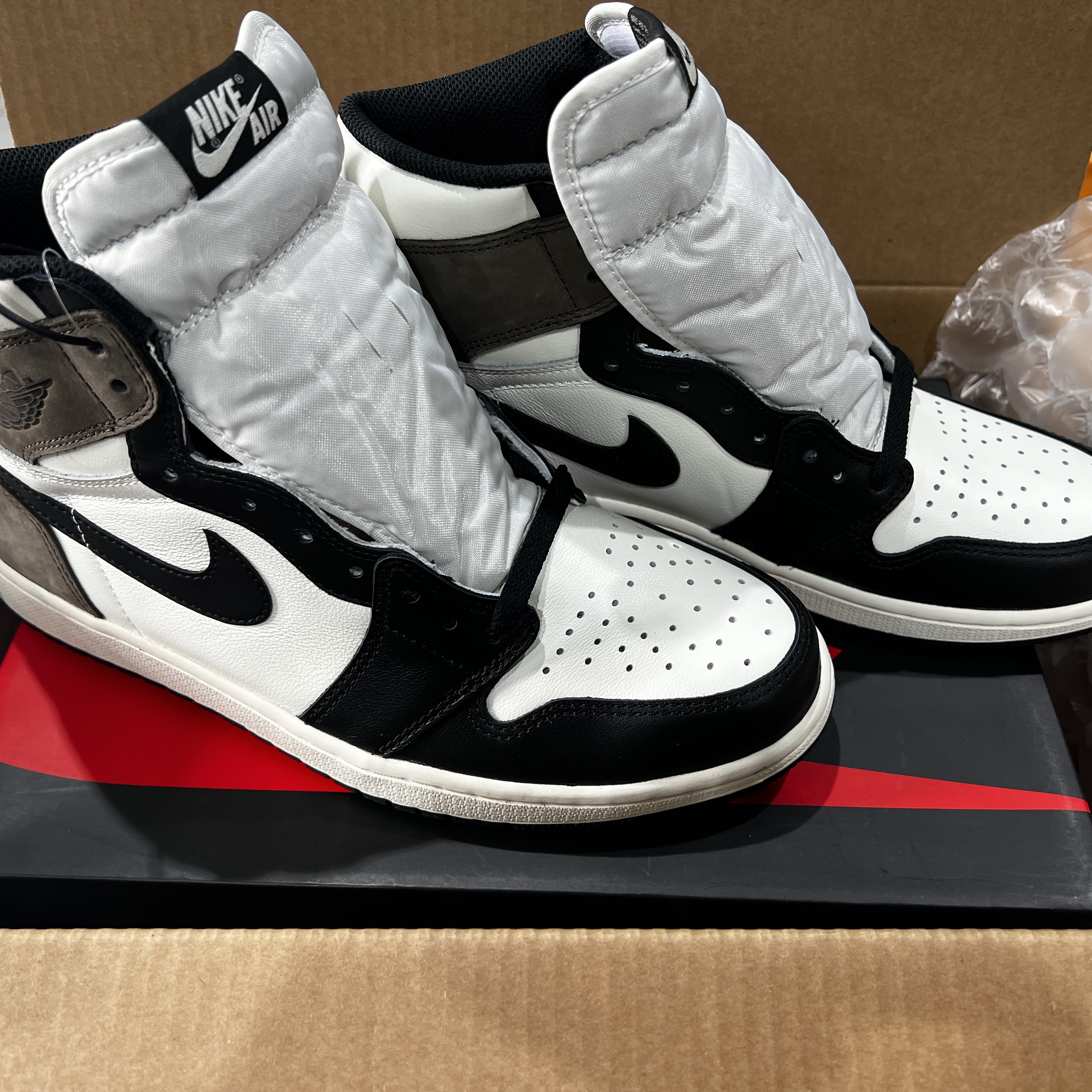 Jordan 1 Retro High OG Black Mocha 착용 스타일 - 1