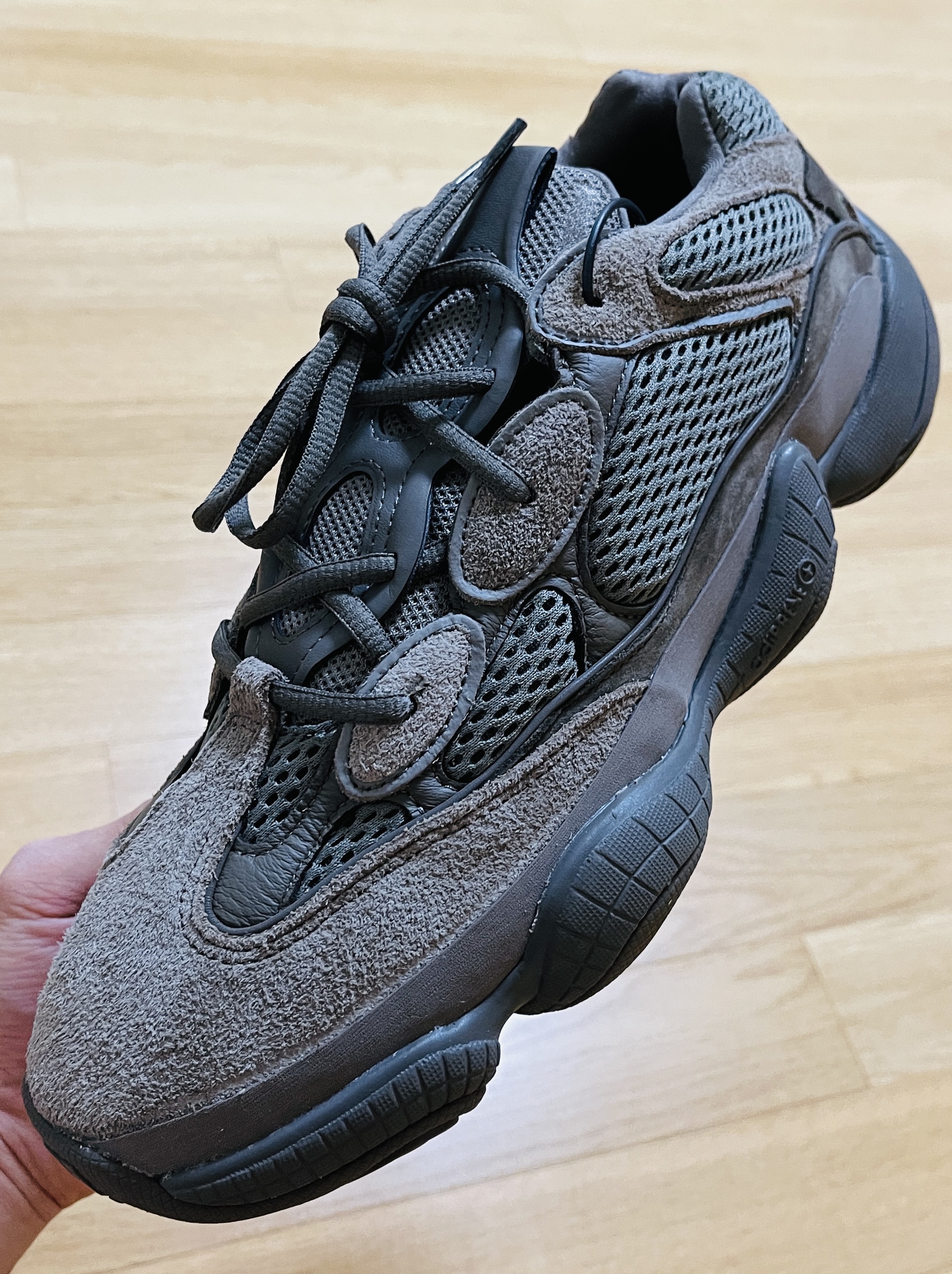 Adidas Yeezy 500 Clay Brown 착용 스타일 - 2