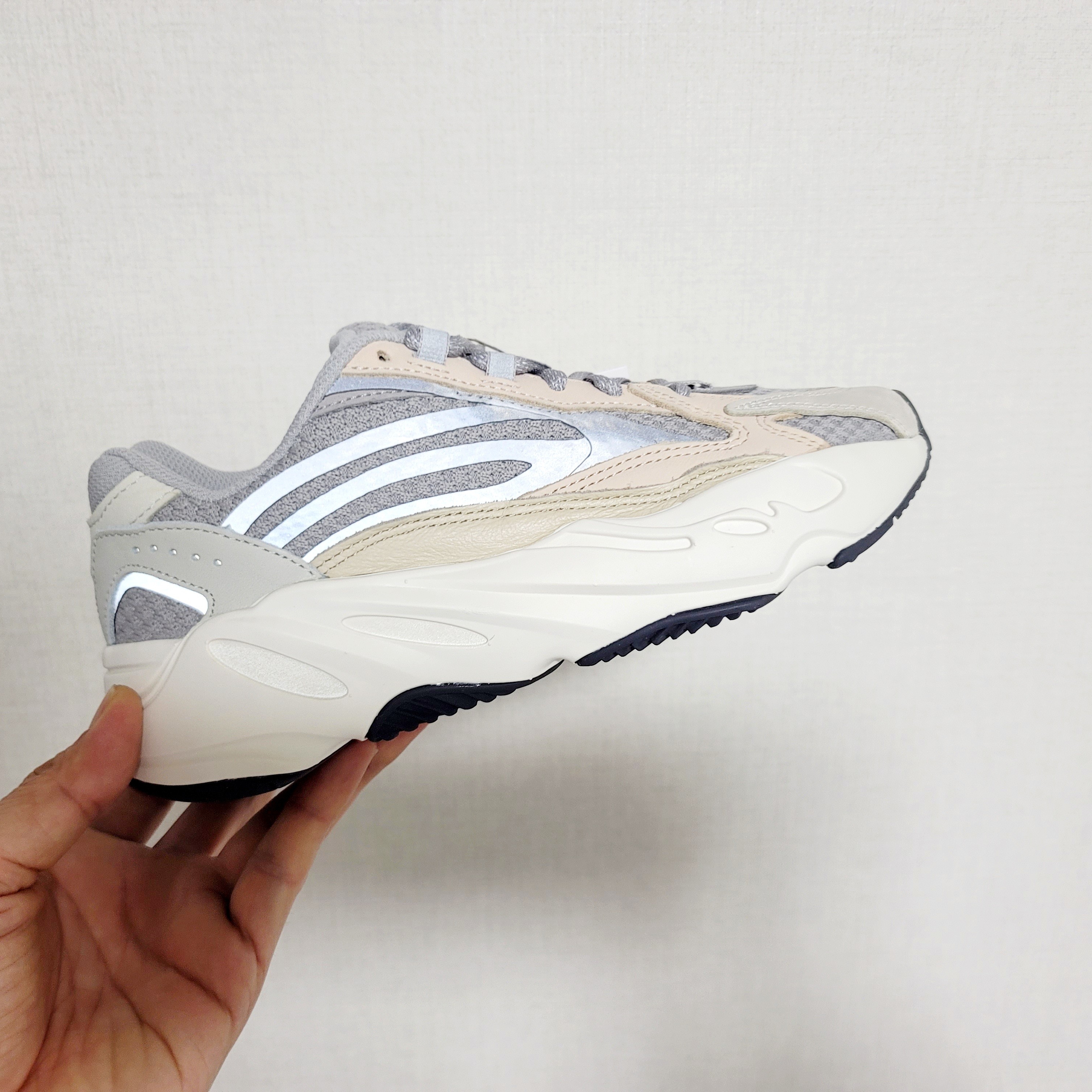 Adidas Yeezy Boost 700 V2 Cream 착용 스타일 - 2