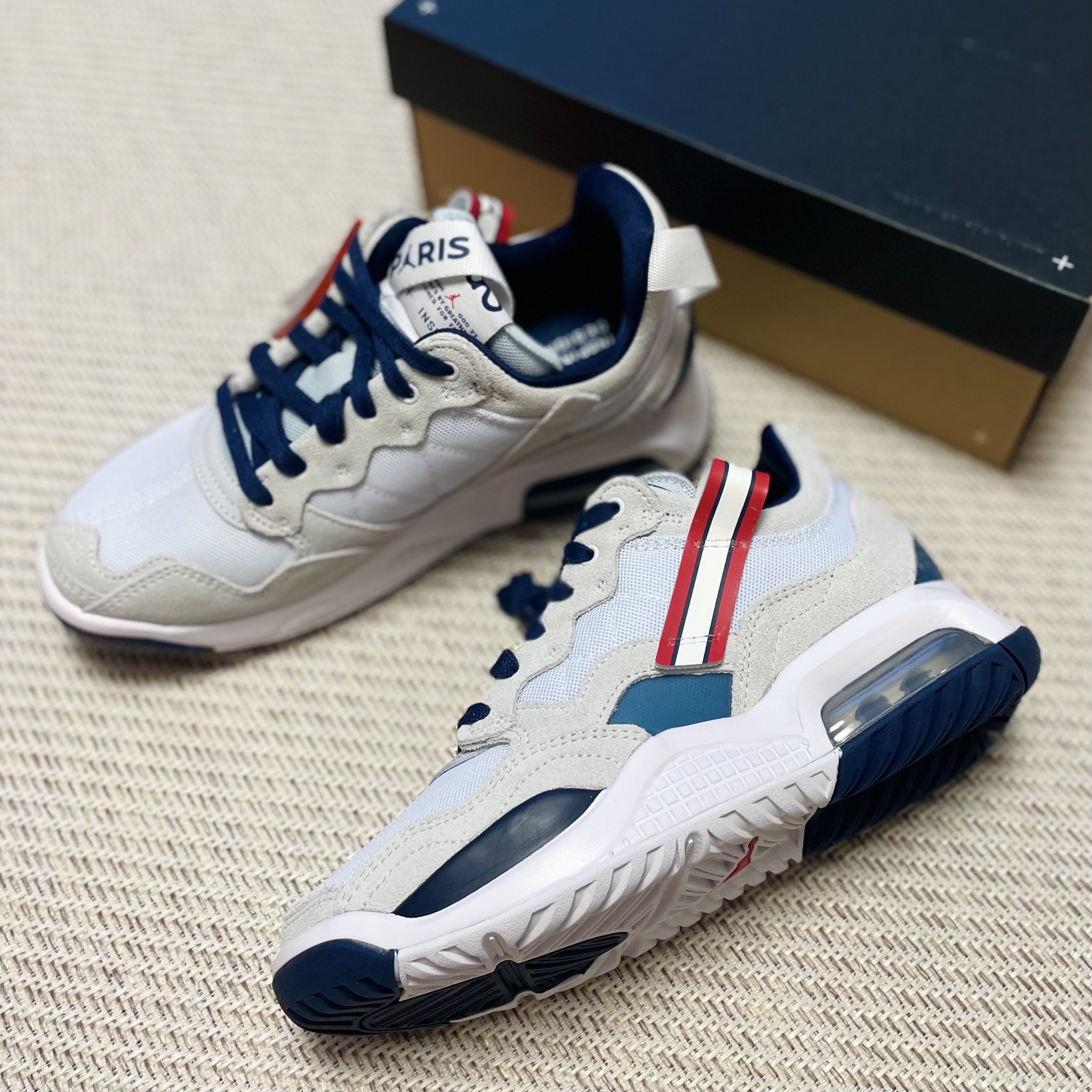 (W) Jordan x Paris Saint-Germain MA2 White 착용 스타일 - 1