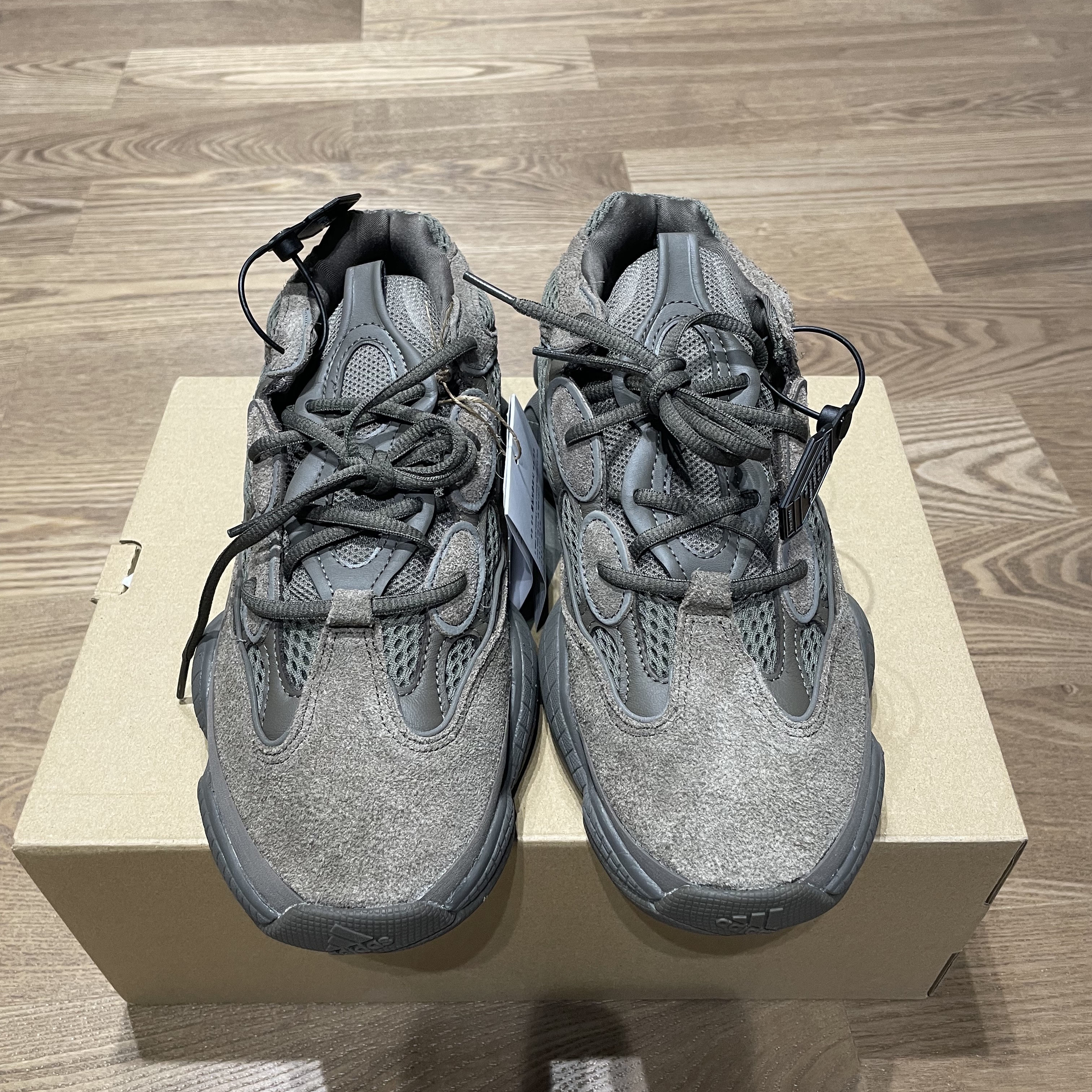 Adidas Yeezy 500 Clay Brown 착용 스타일 - 2