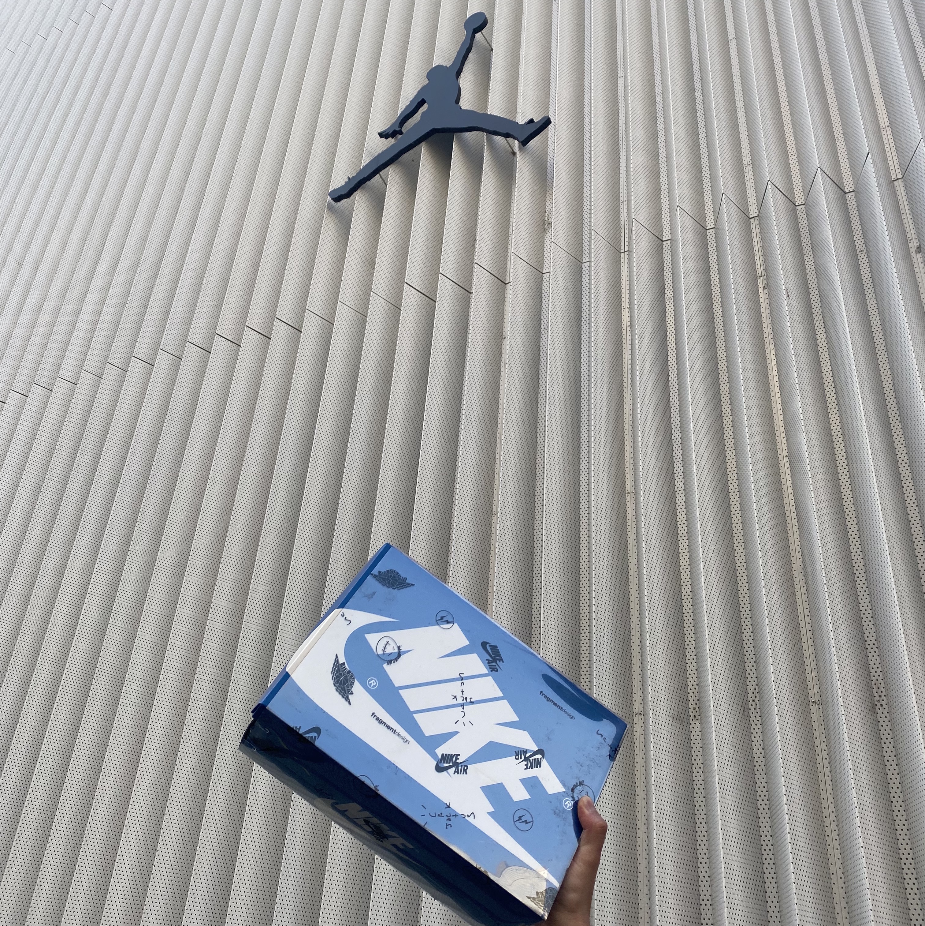 Jordan 1 x Travis Scott x Fragment Retro High OG SP Military Blue 착용 스타일 - 3