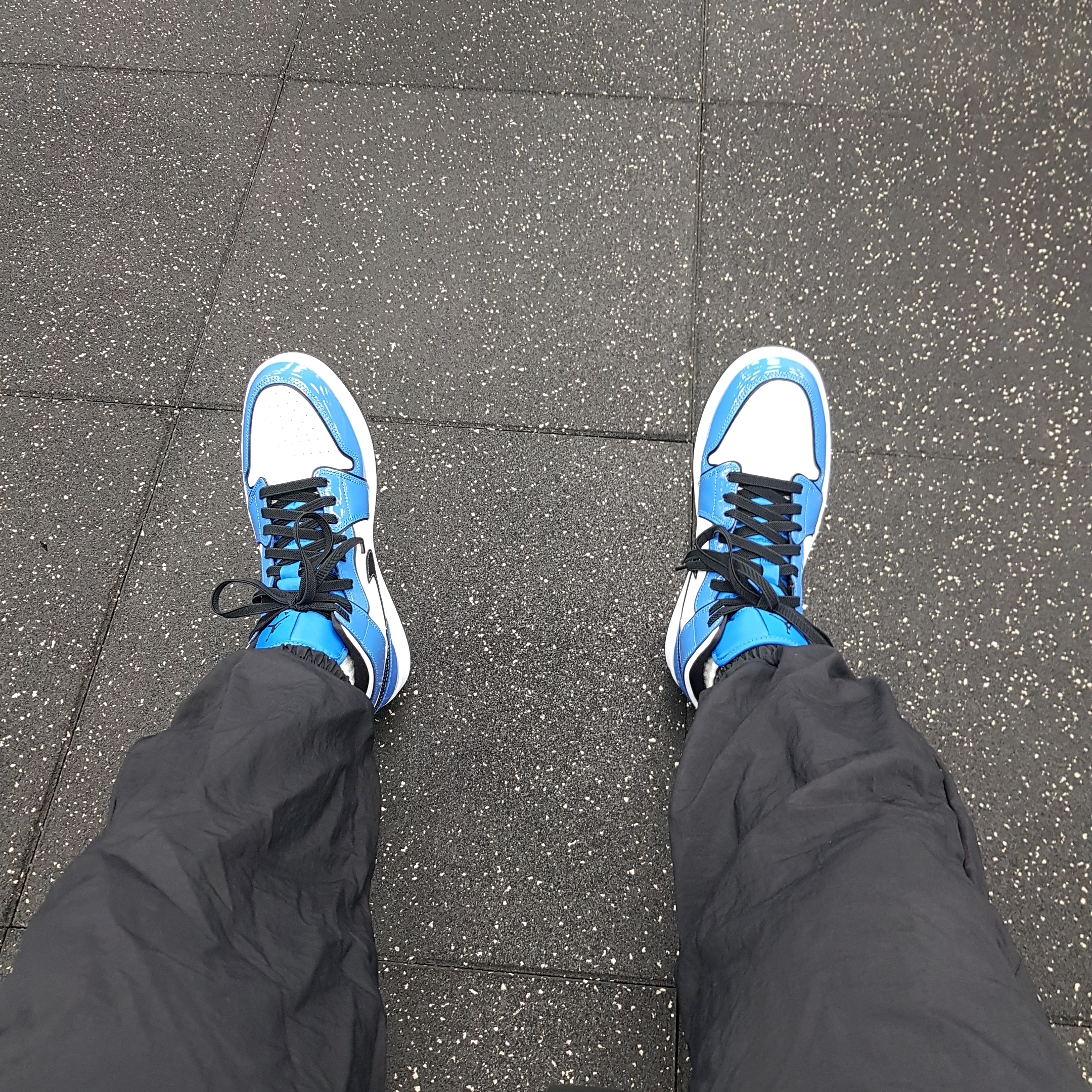 Jordan 1 Mid SE Signal Blue 착용 스타일 - 2