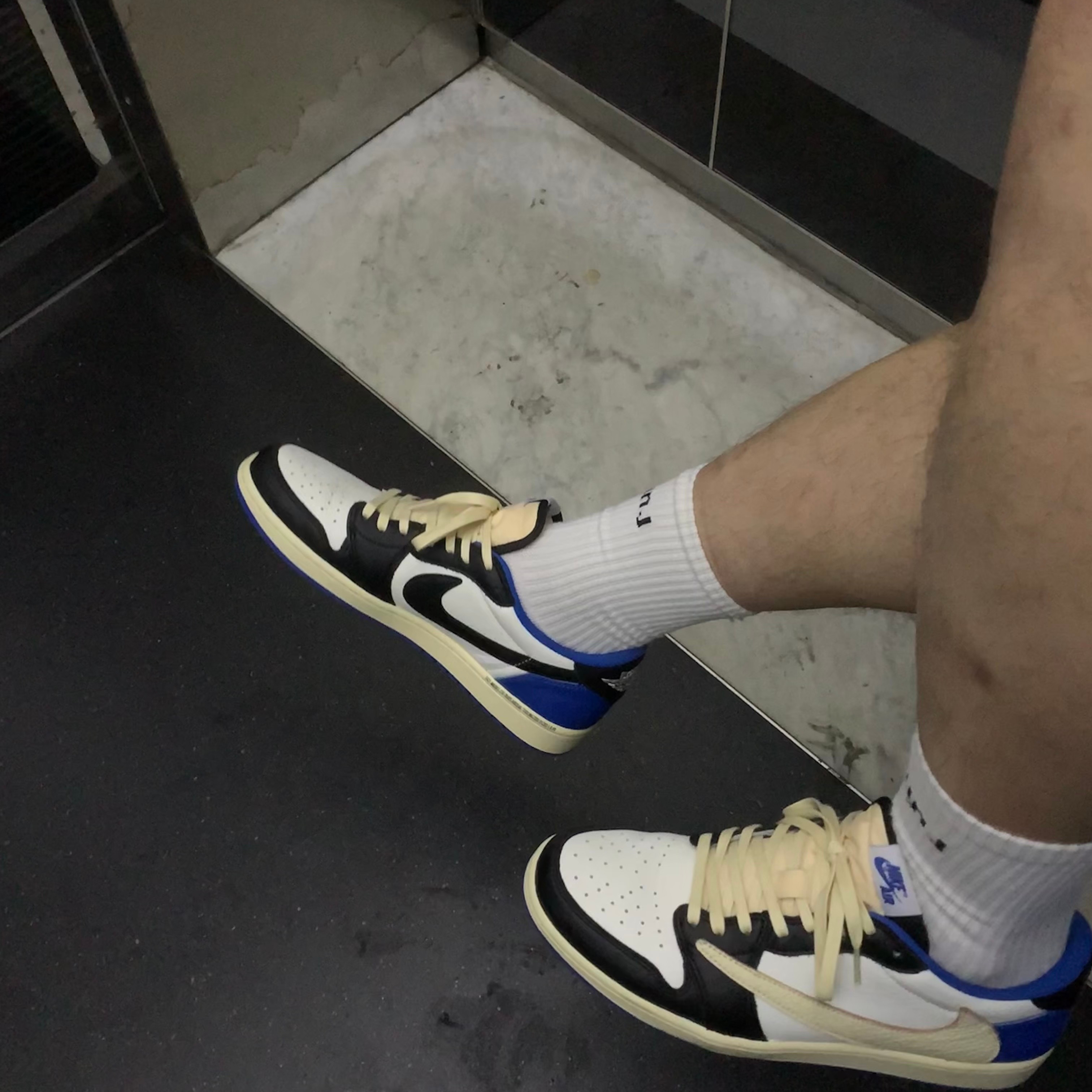 Jordan 1 x Travis Scott x Fragment Retro Low OG SP Military Blue 착용 스타일