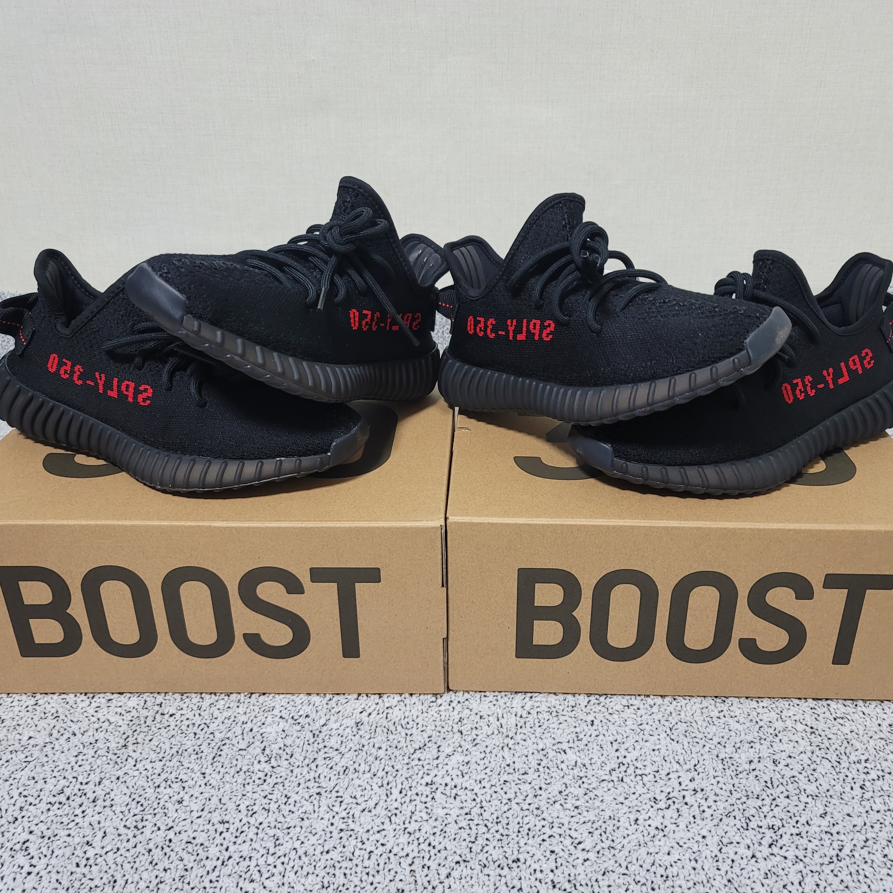 Adidas Yeezy Boost 350 V2 Black Red 2020 착용 스타일 - 1