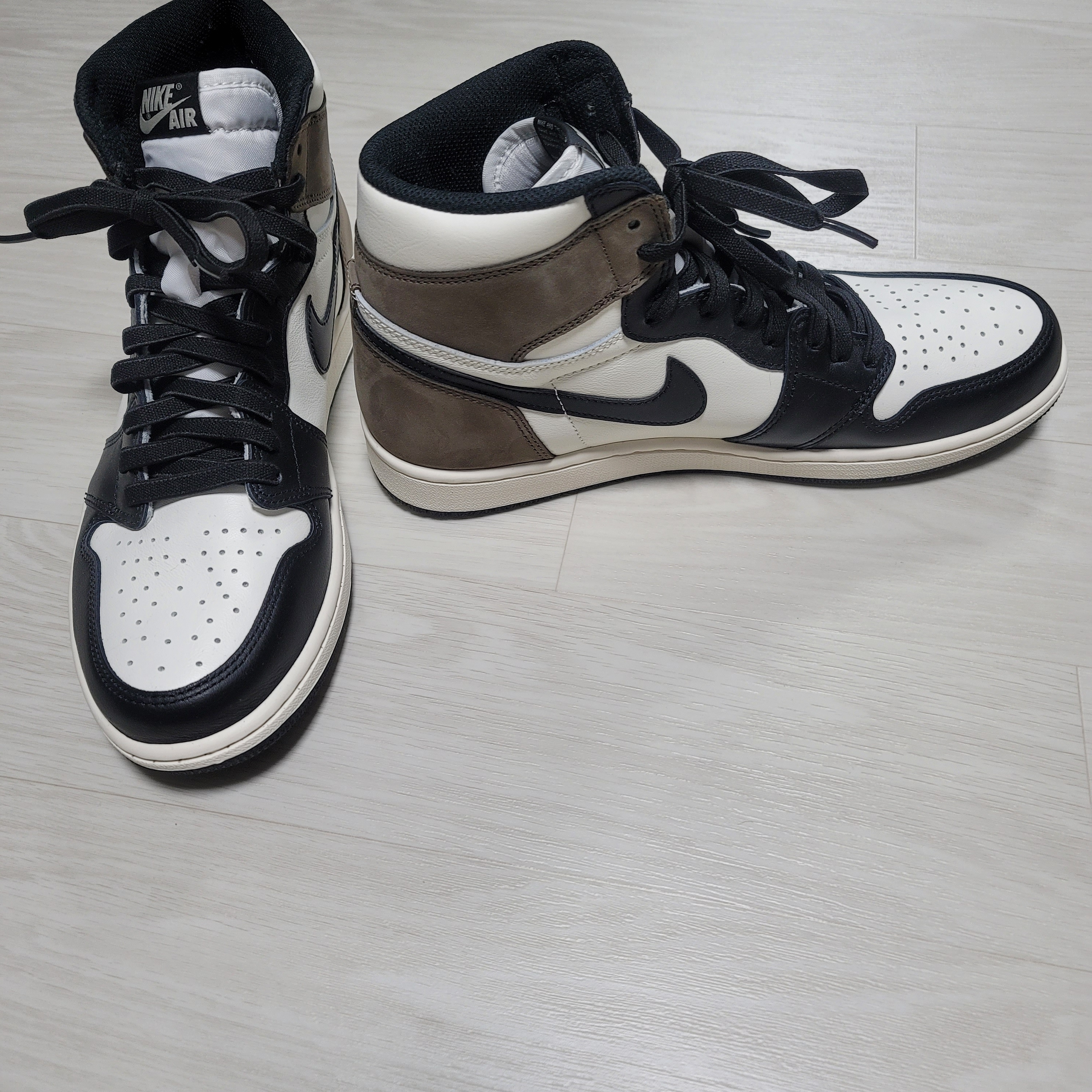 Jordan 1 Retro High OG Black Mocha 착용 스타일 - 2