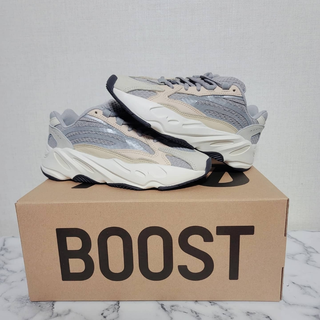 Adidas Yeezy Boost 700 V2 Cream 착용 스타일 - 1