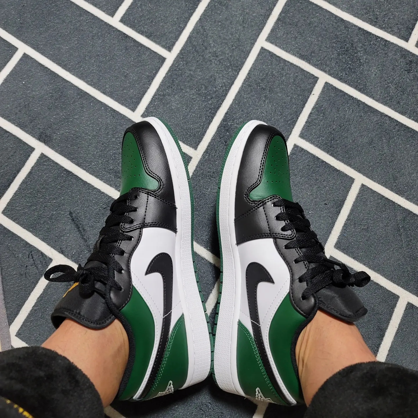 Jordan 1 Low Green Toe 착용 스타일 - 1
