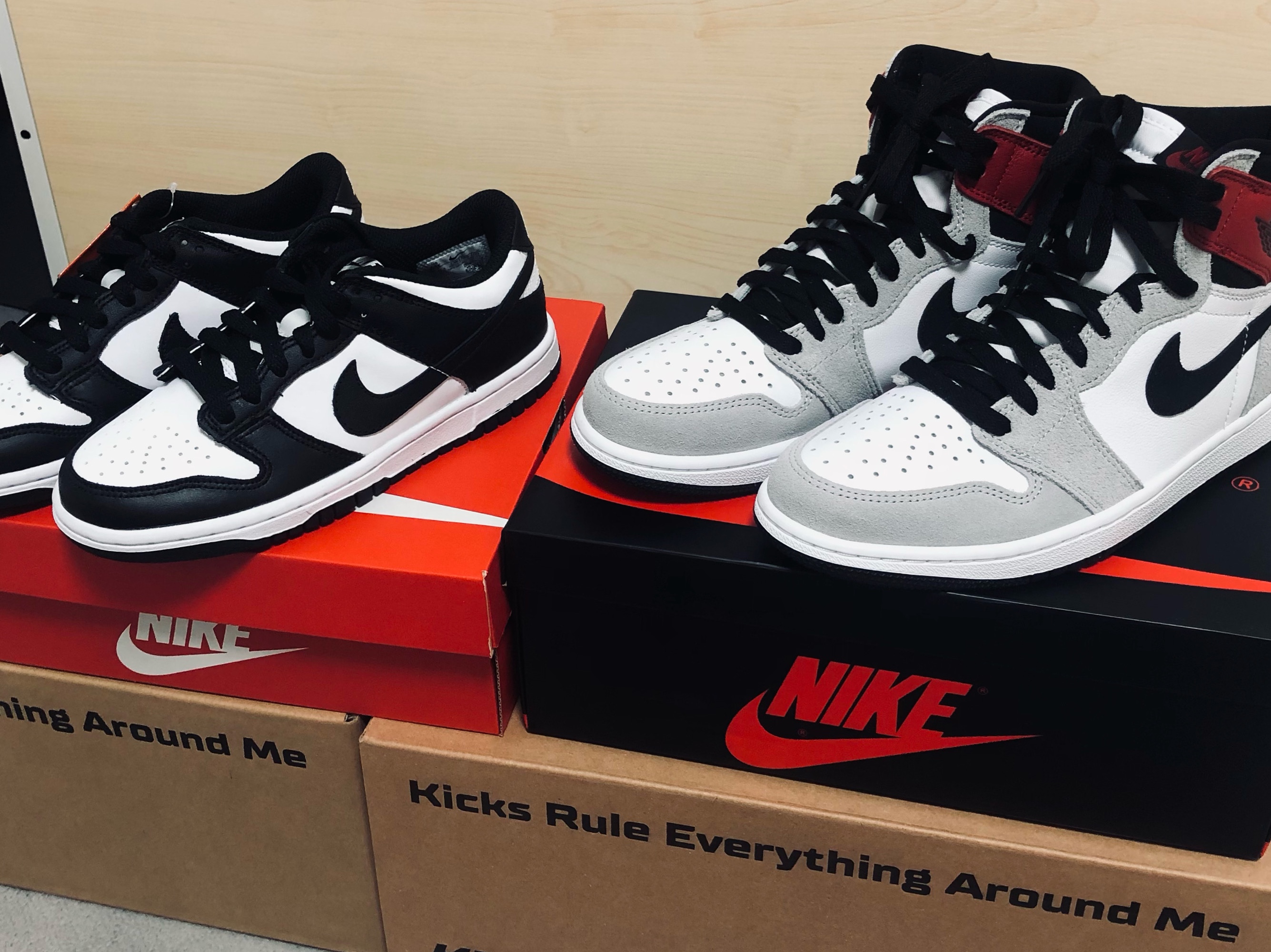 (W) Nike Dunk Low Black, Jordan 1 Retro High OG Light Smoke Grey 착용 스타일