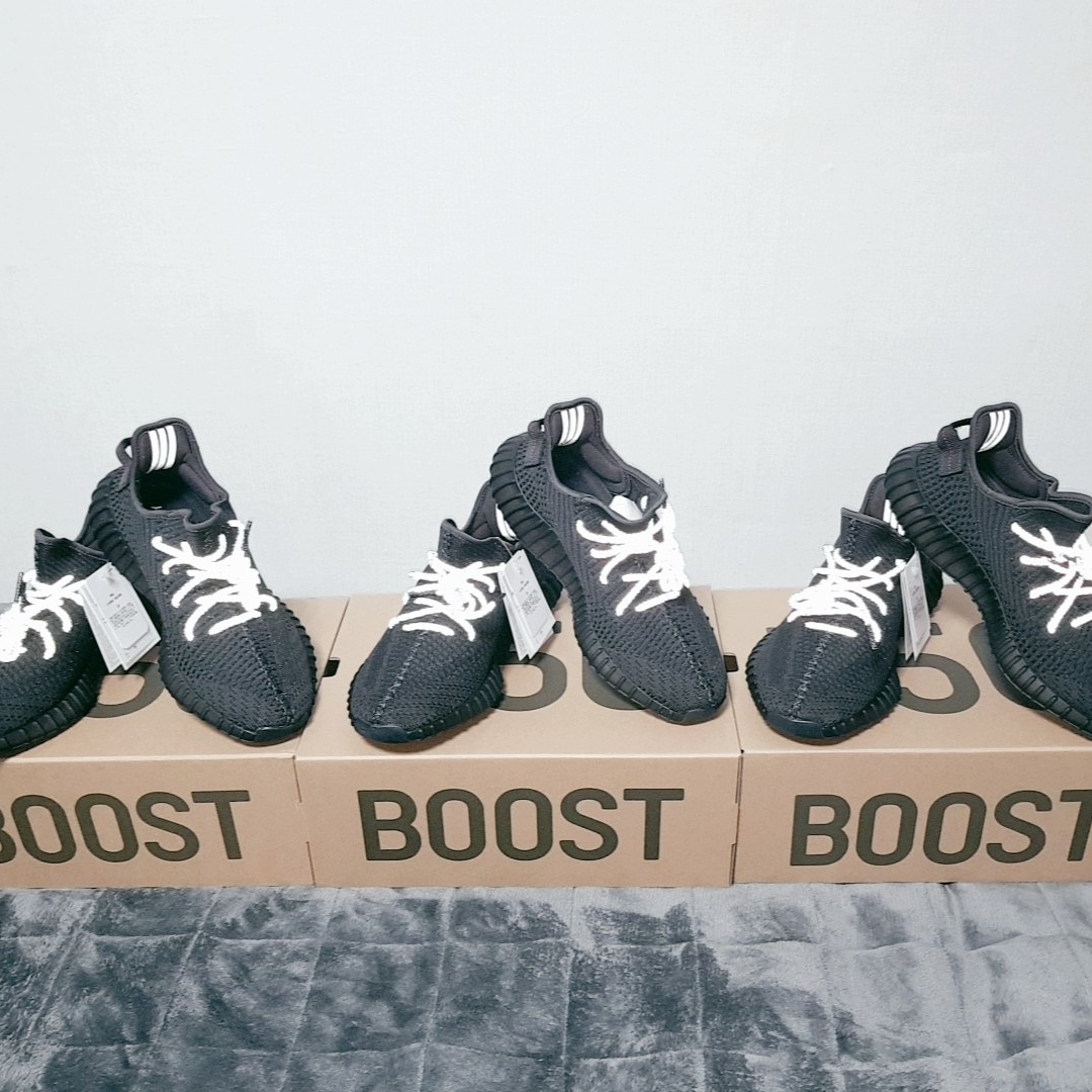 Adidas Yeezy Boost 350 V2 Black - Non-Reflective 착용 스타일 - 2
