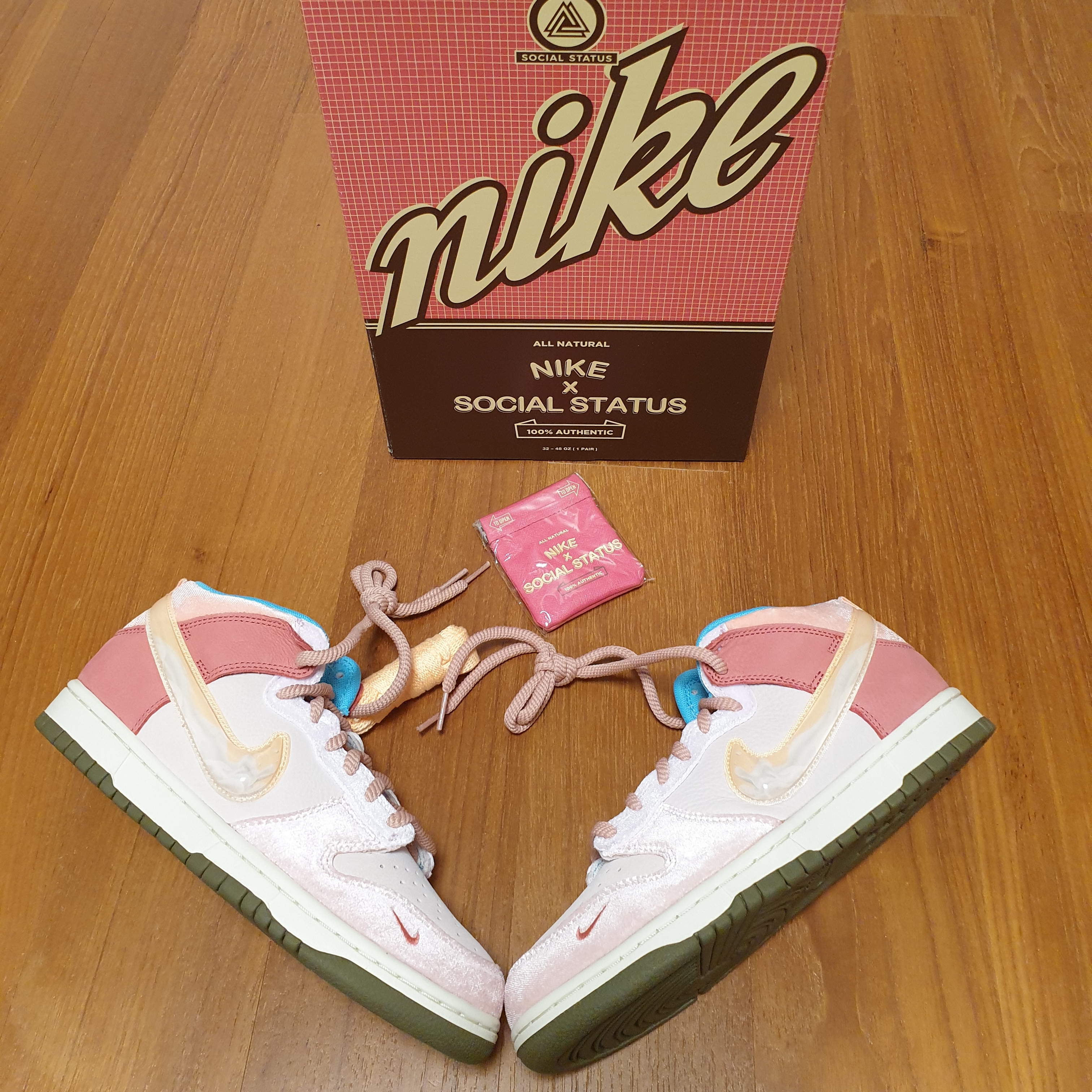 Nike x Social Status Dunk Mid Free Lunch Strawberry Milk 착용 스타일 - 2