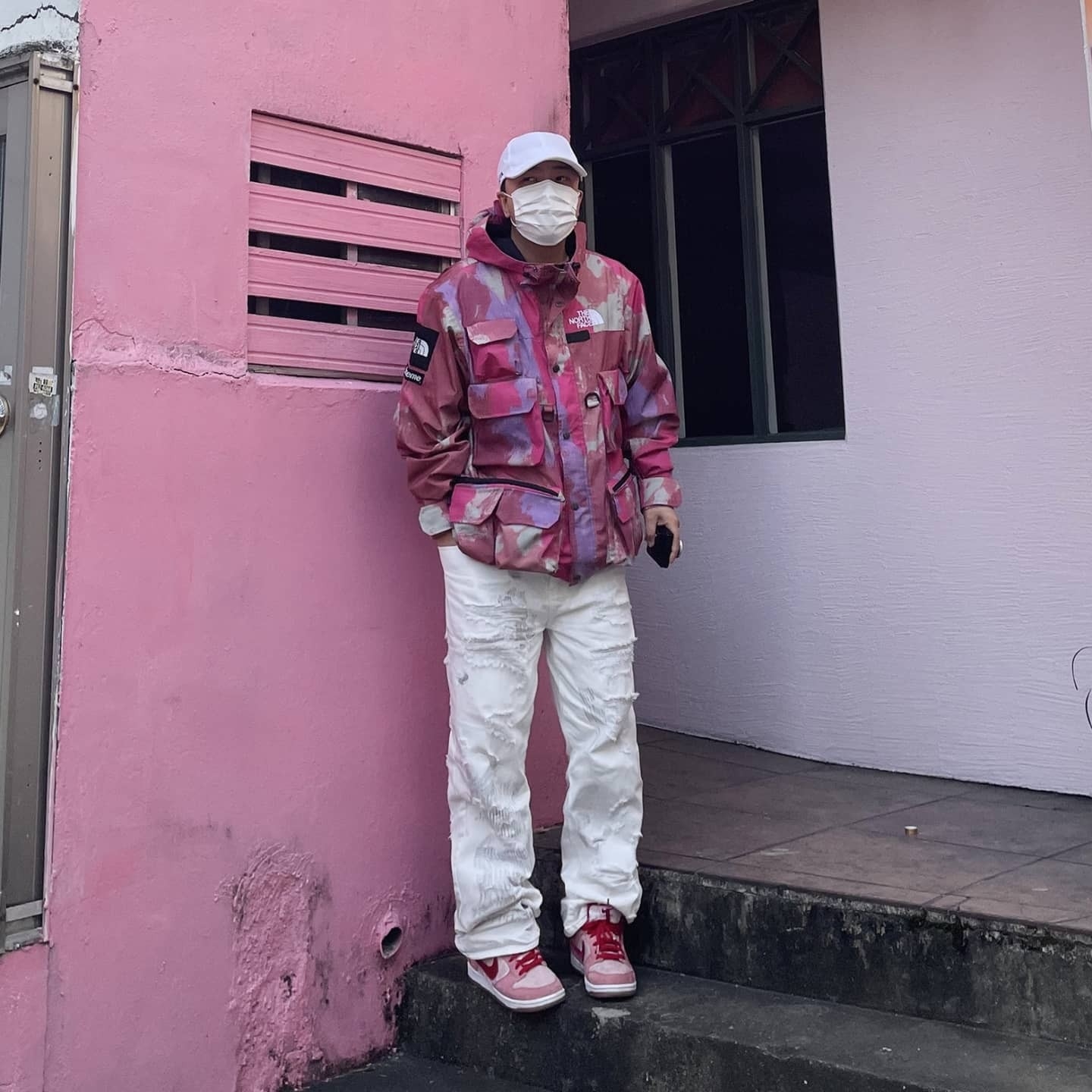 Supreme x The North Face Cargo Jacket Multi-Color - 20SS, Nike x StrangeLove SB Dunk Low Pink (Regular Box) 착용 스타일 - 2