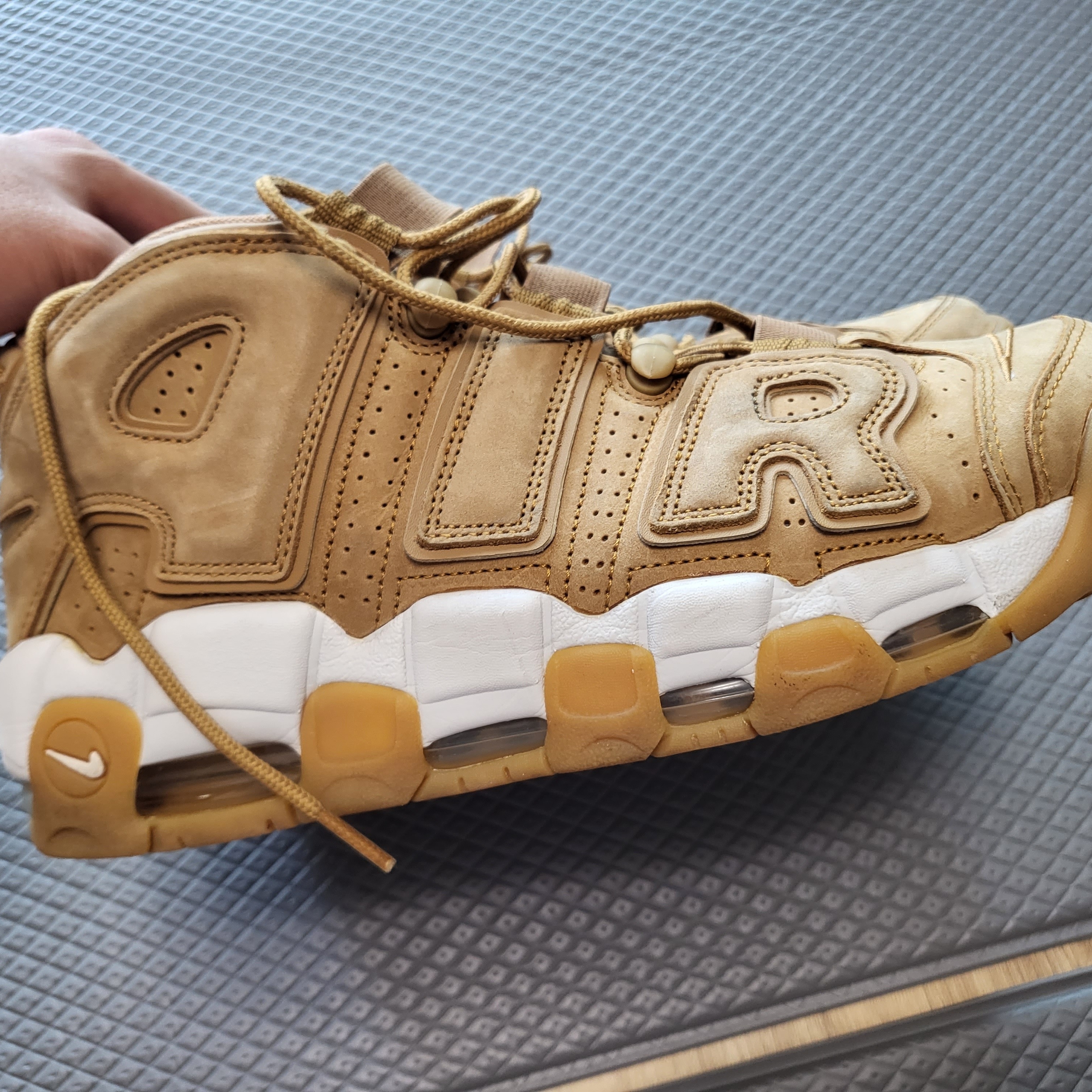 Nike Air More Uptempo Flax 착용 스타일 - 1