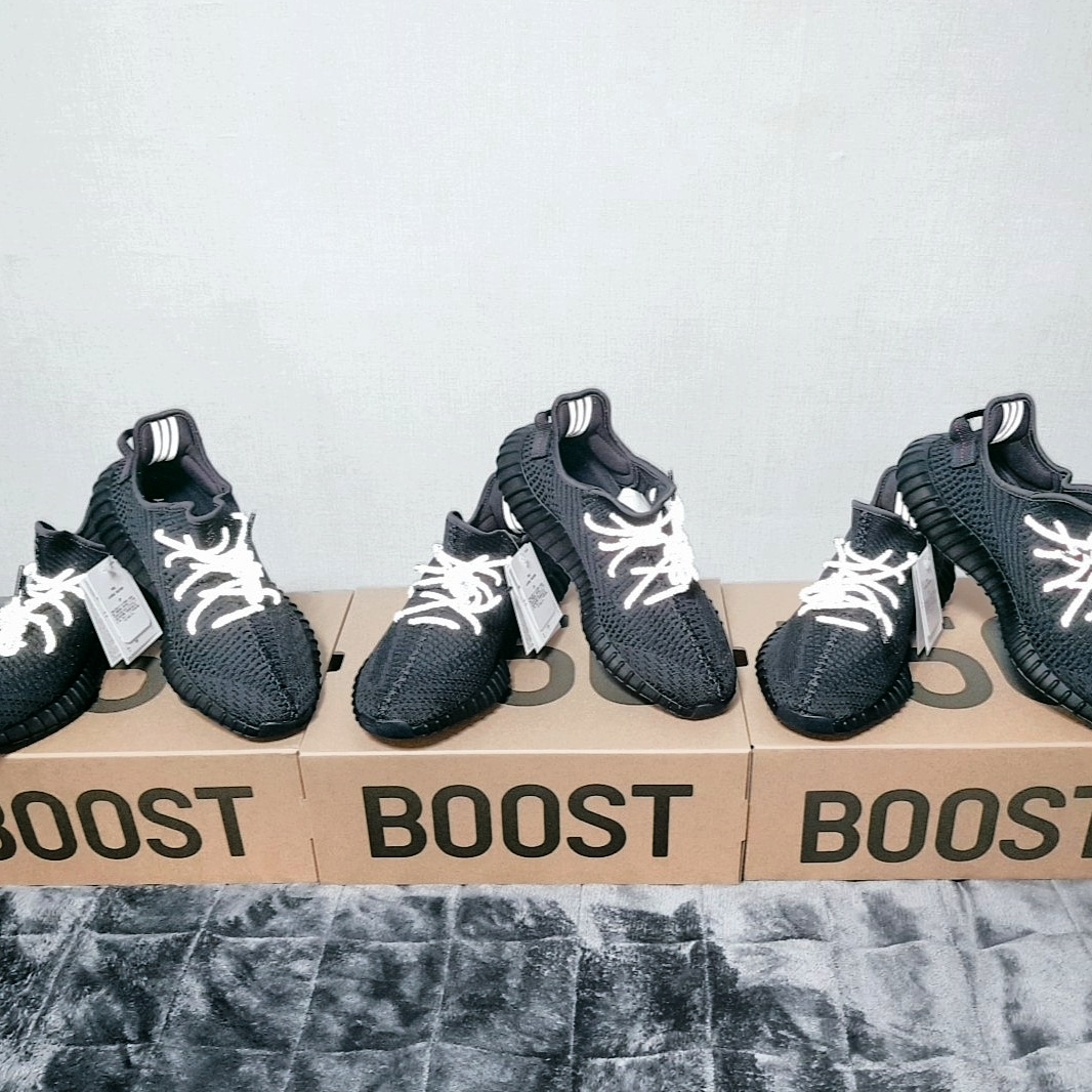 Adidas Yeezy Boost 350 V2 Black - Non-Reflective 착용 스타일 - 3