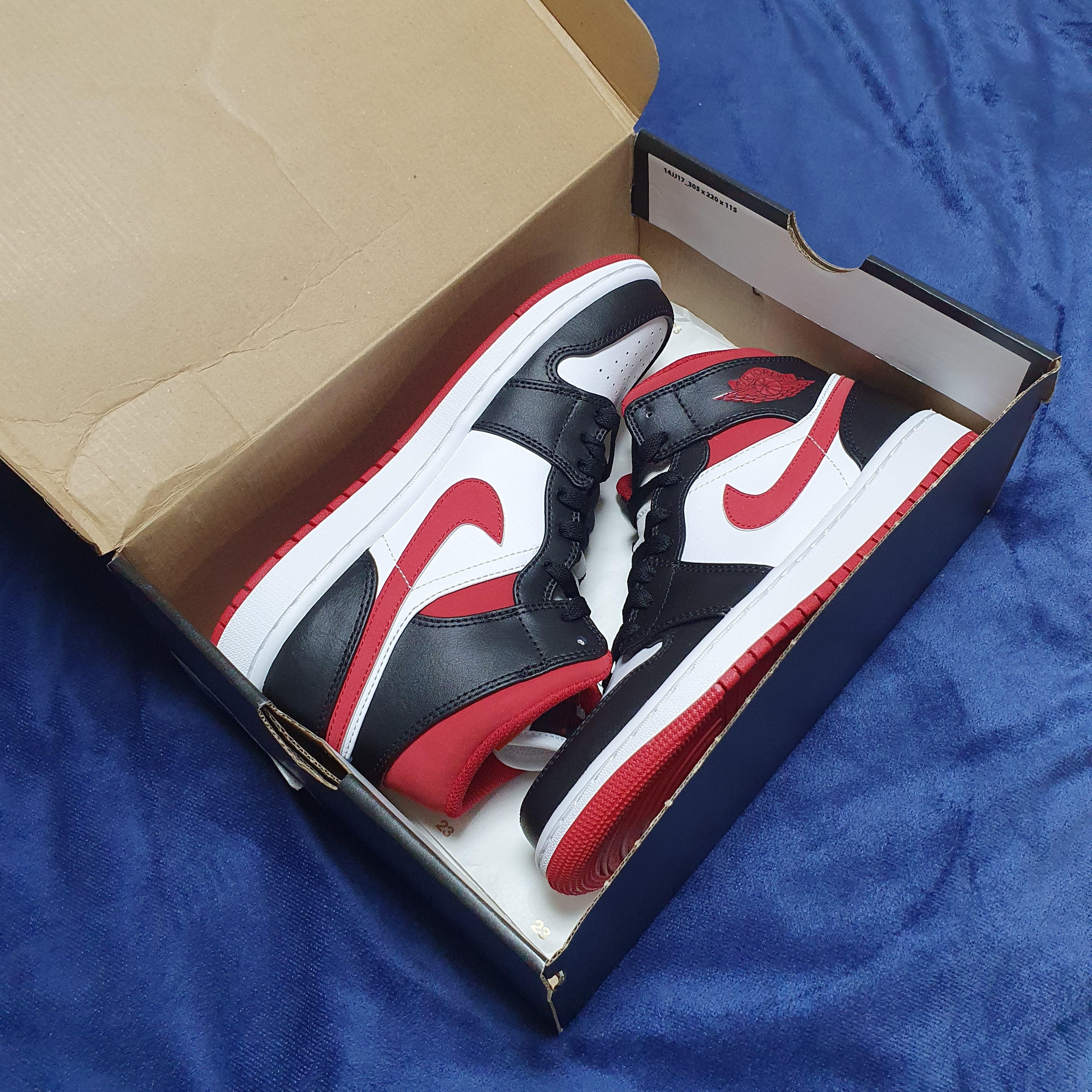 Jordan 1 Mid Gym Red Black White 착용 스타일 - 2