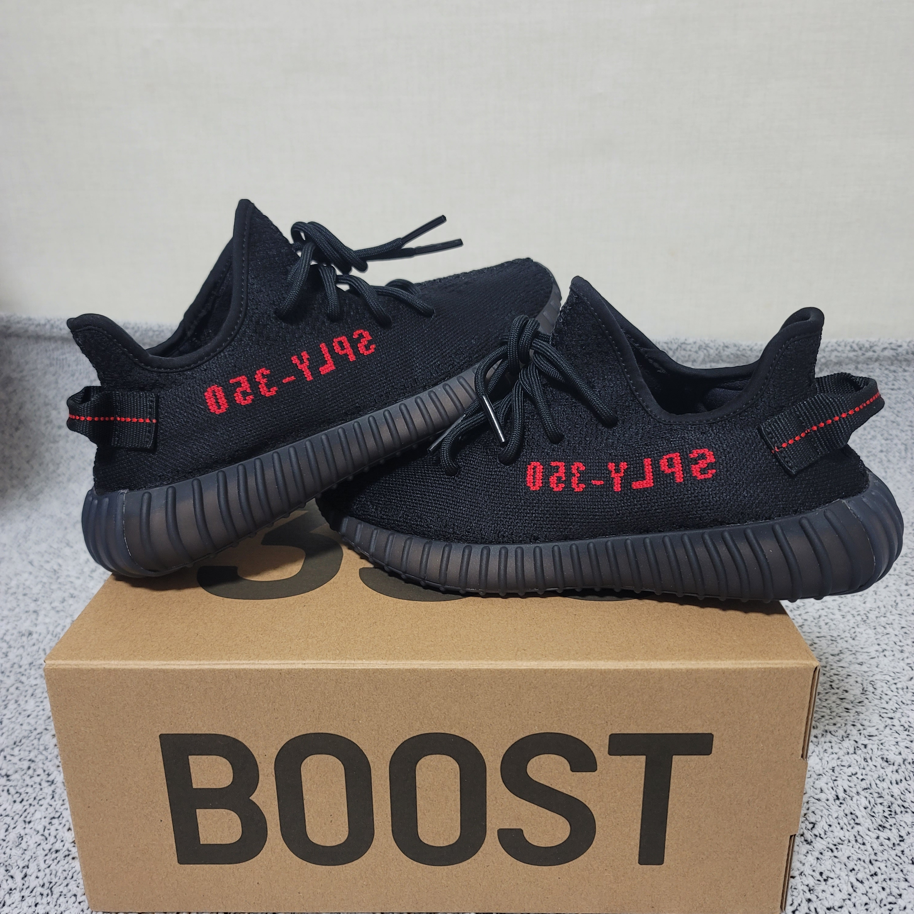 Adidas Yeezy Boost 350 V2 Black Red 2020 착용 스타일 - 2