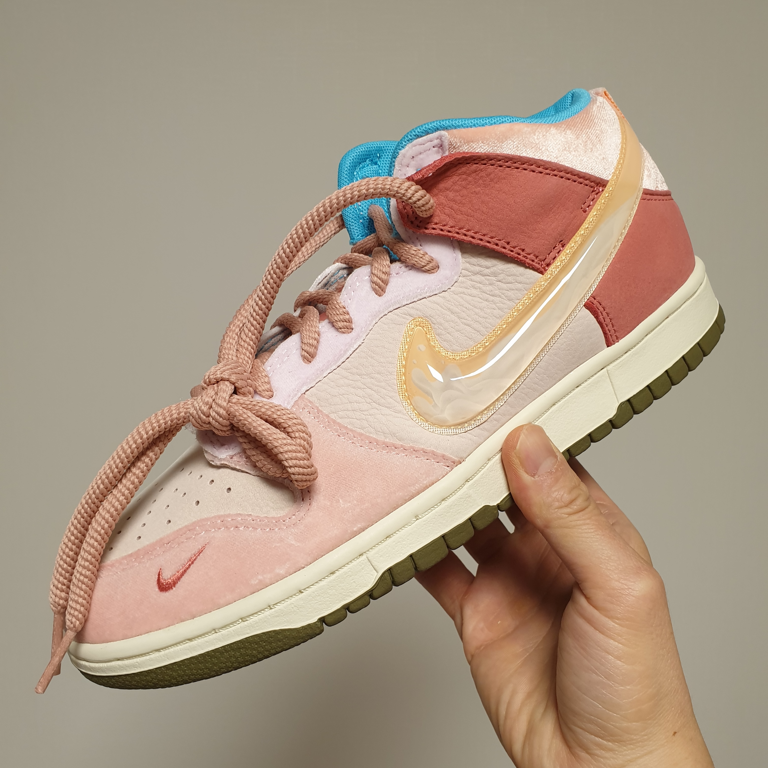 Nike x Social Status Dunk Mid Free Lunch Strawberry Milk 착용 스타일 - 1