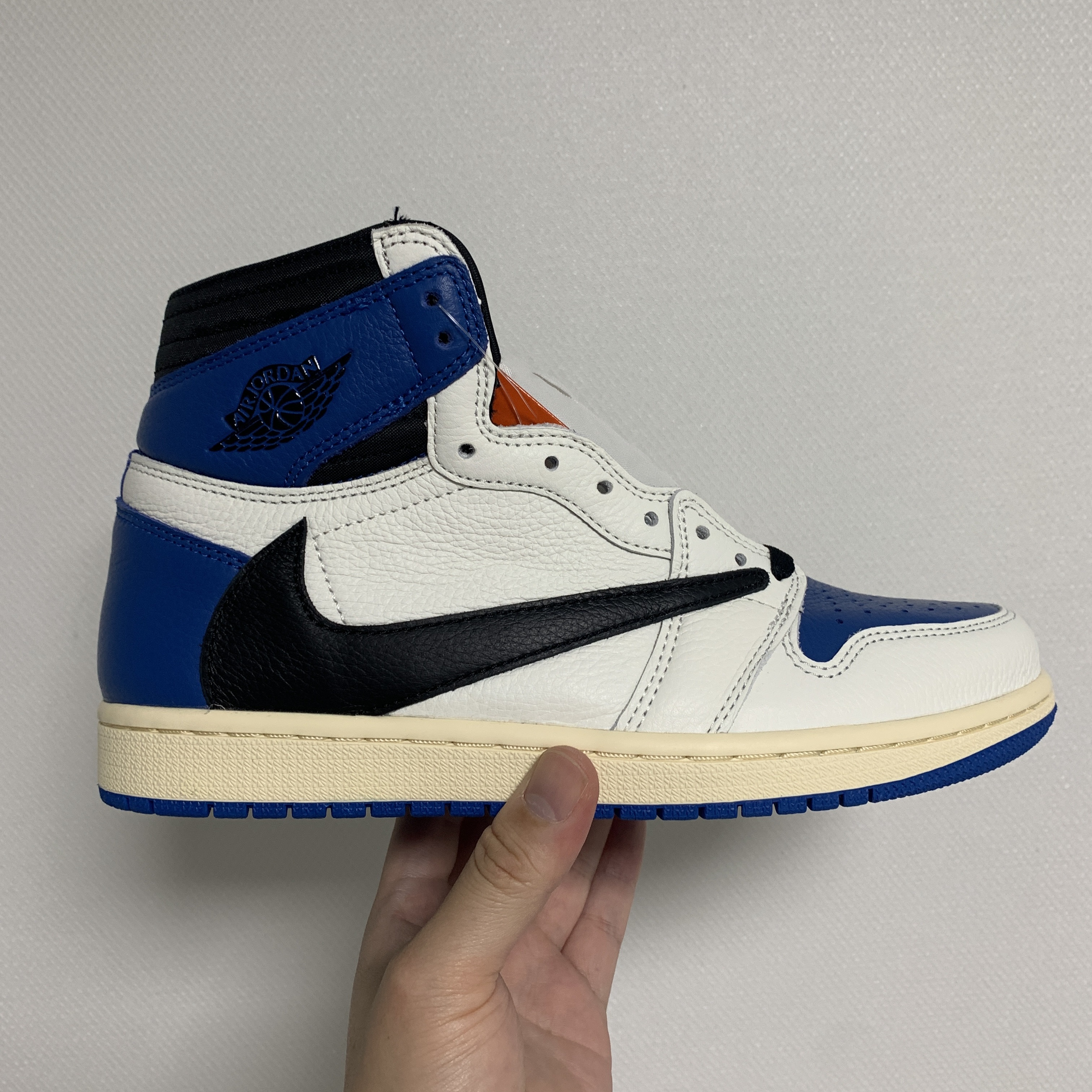 Jordan 1 x Travis Scott x Fragment Retro High OG SP Military Blue 착용 스타일 - 1