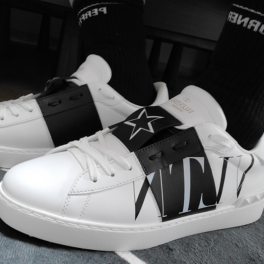 Valentino VLTN Print Detail Open Sneakers White Silver 착용 스타일