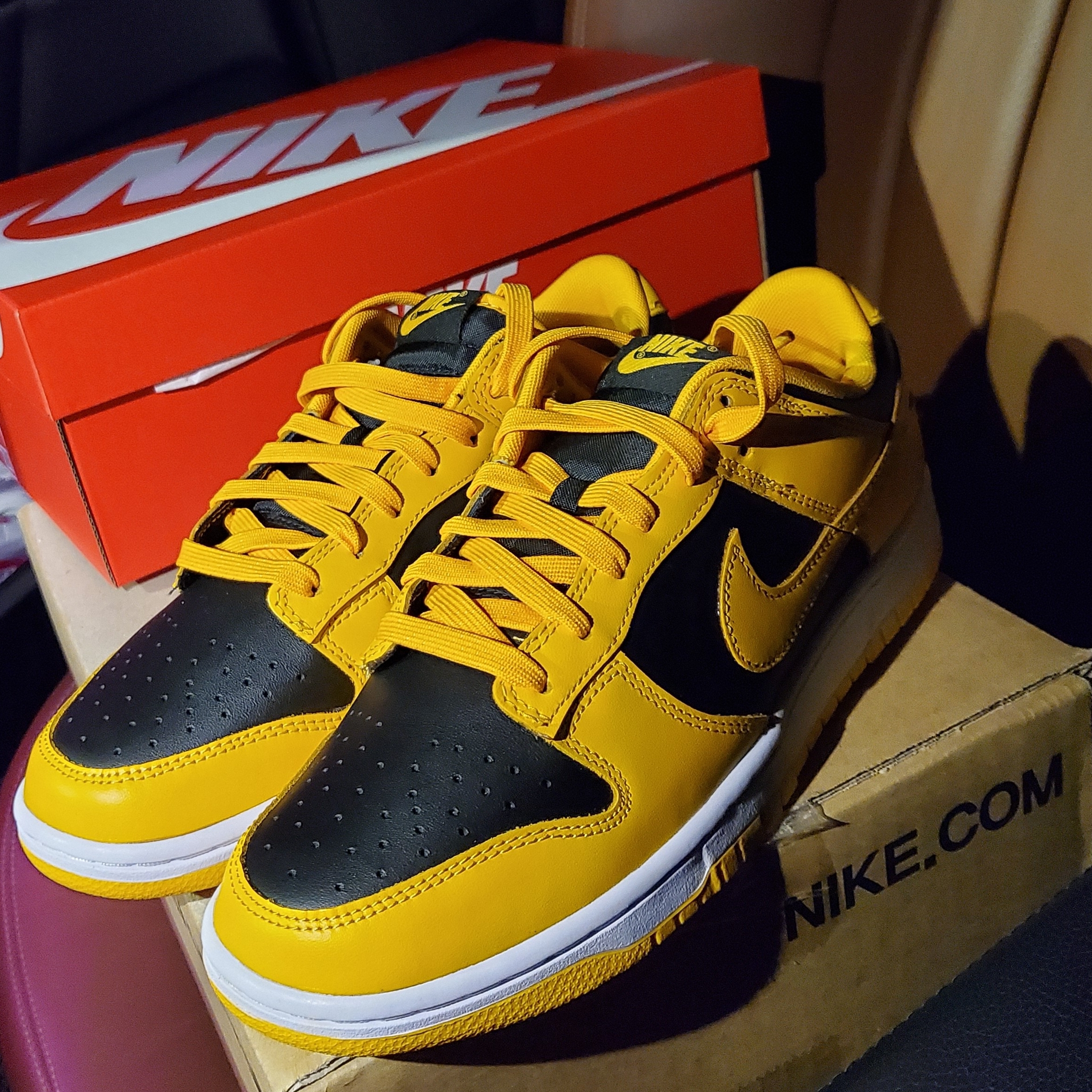 Nike Dunk Low Retro Championship Goldenrod, Nike Air Force 1 '07 LV8 Hangul Day 착용 스타일 - 2