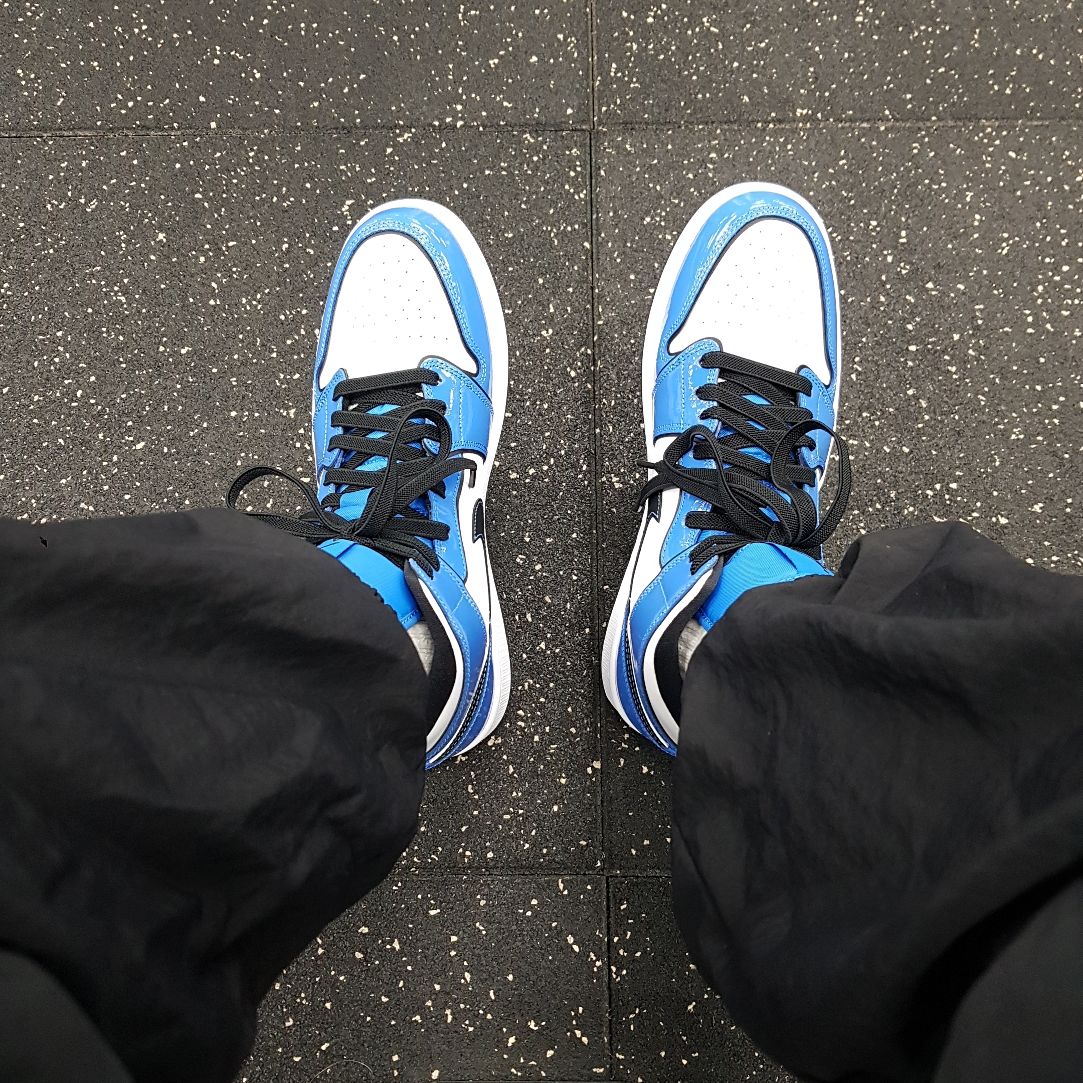 Jordan 1 Mid SE Signal Blue 착용 스타일 - 1