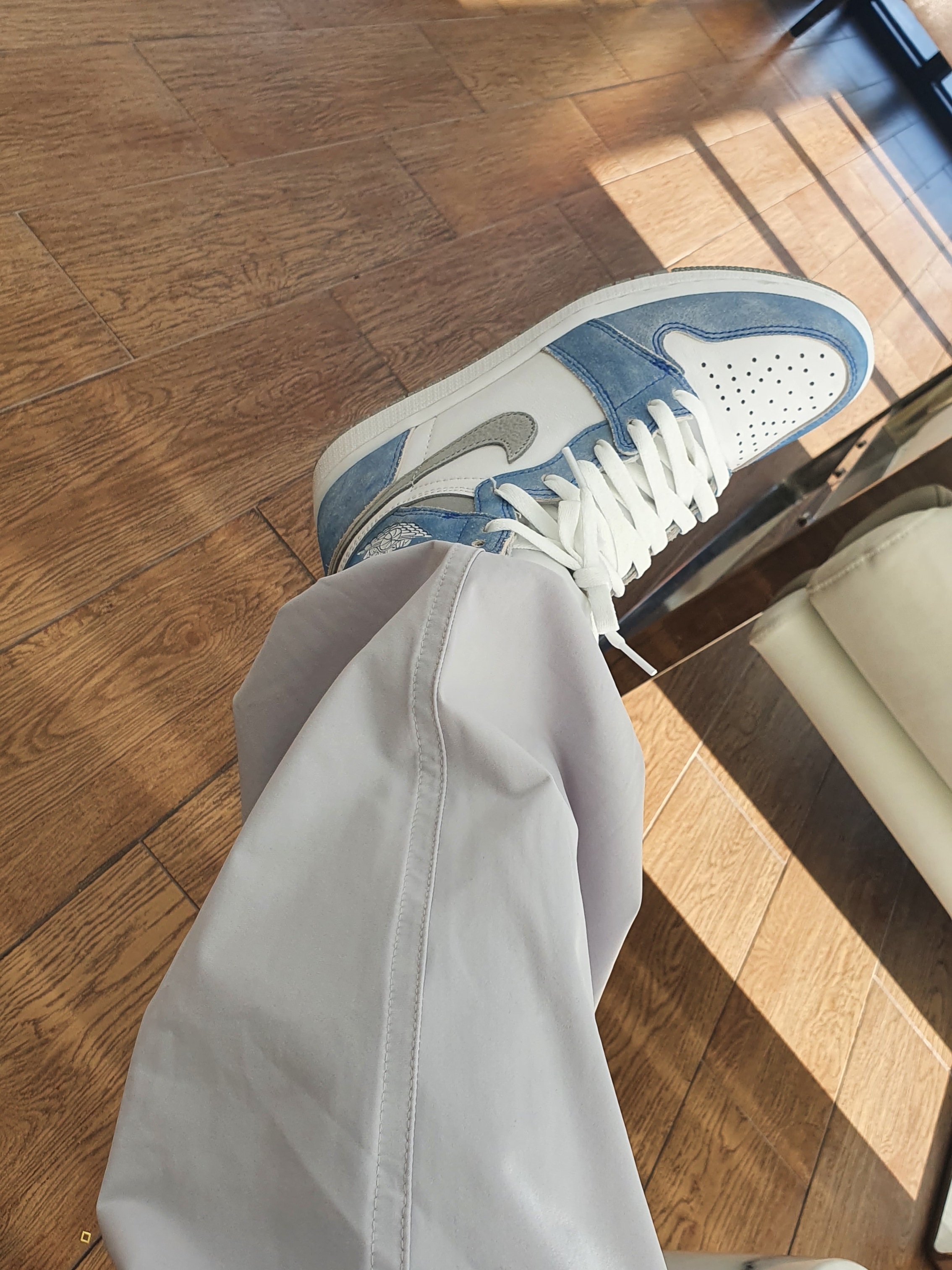 Jordan 1 Retro High OG Hyper Royal 착용 스타일 - 3