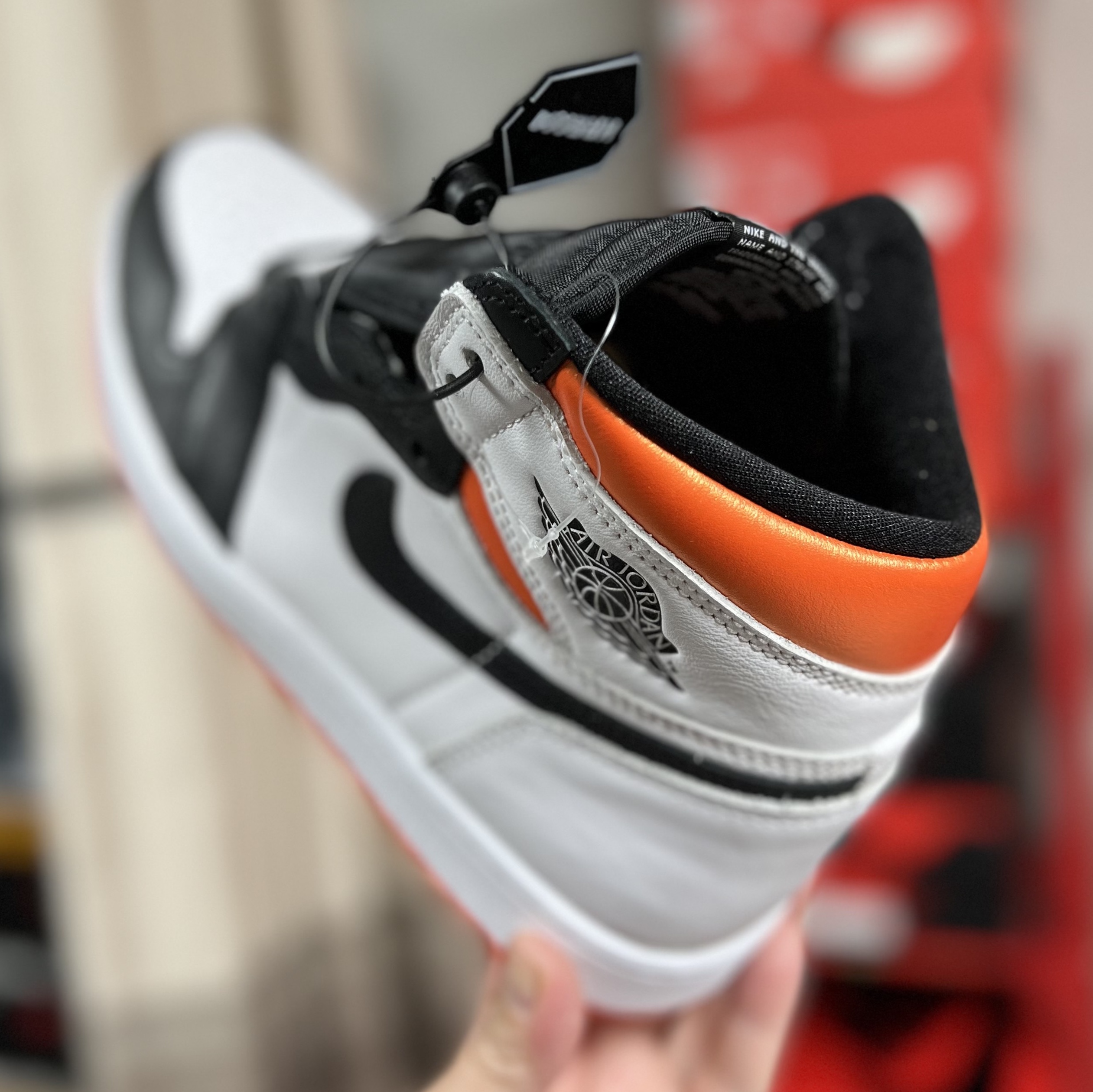 Jordan 1 Retro High OG Electro Orange 착용 스타일 - 2