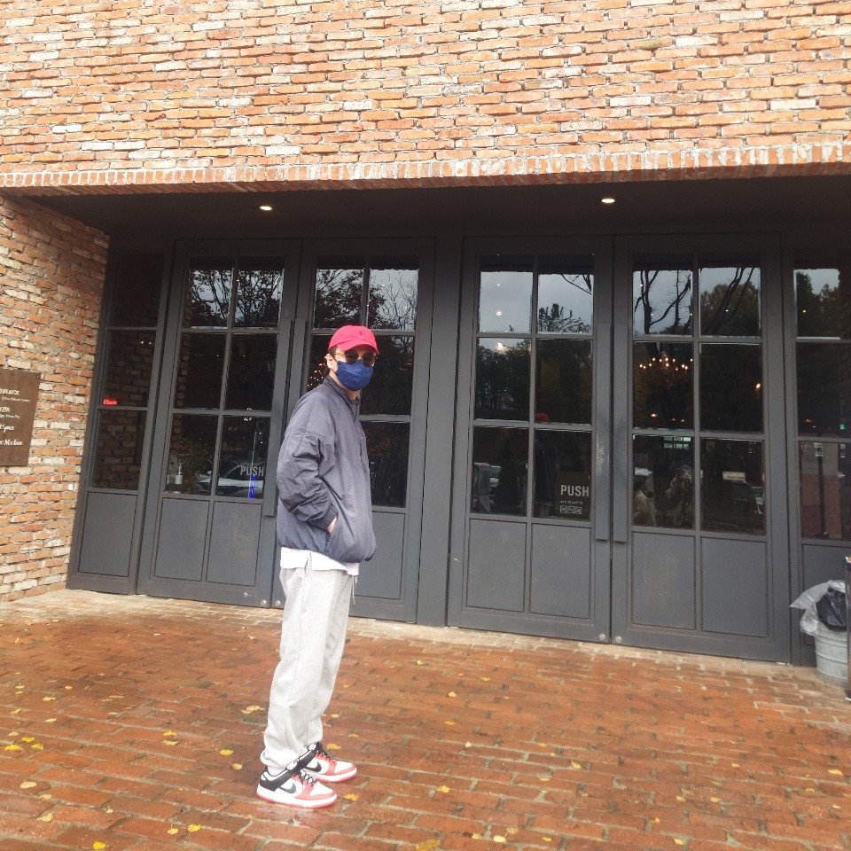 Nike x NBA Dunk Low Retro EMB Black and Chile Red, Nike x Stussy Windrunner Jacket Off Noir 착용 스타일