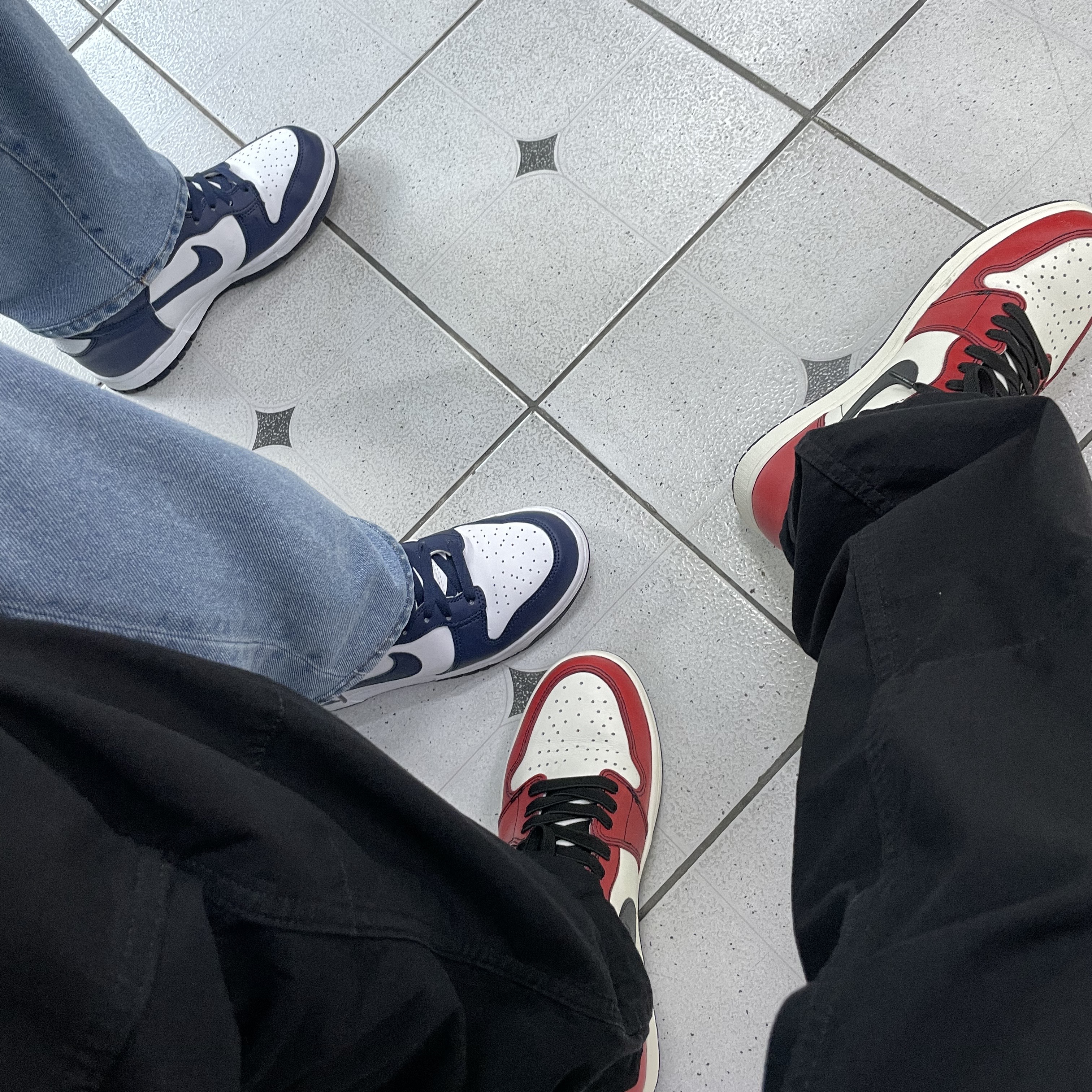 Nike Dunk High Retro Championship Navy, Jordan 1 Retro High OG Defiant SB LA to Chicago 착용 스타일