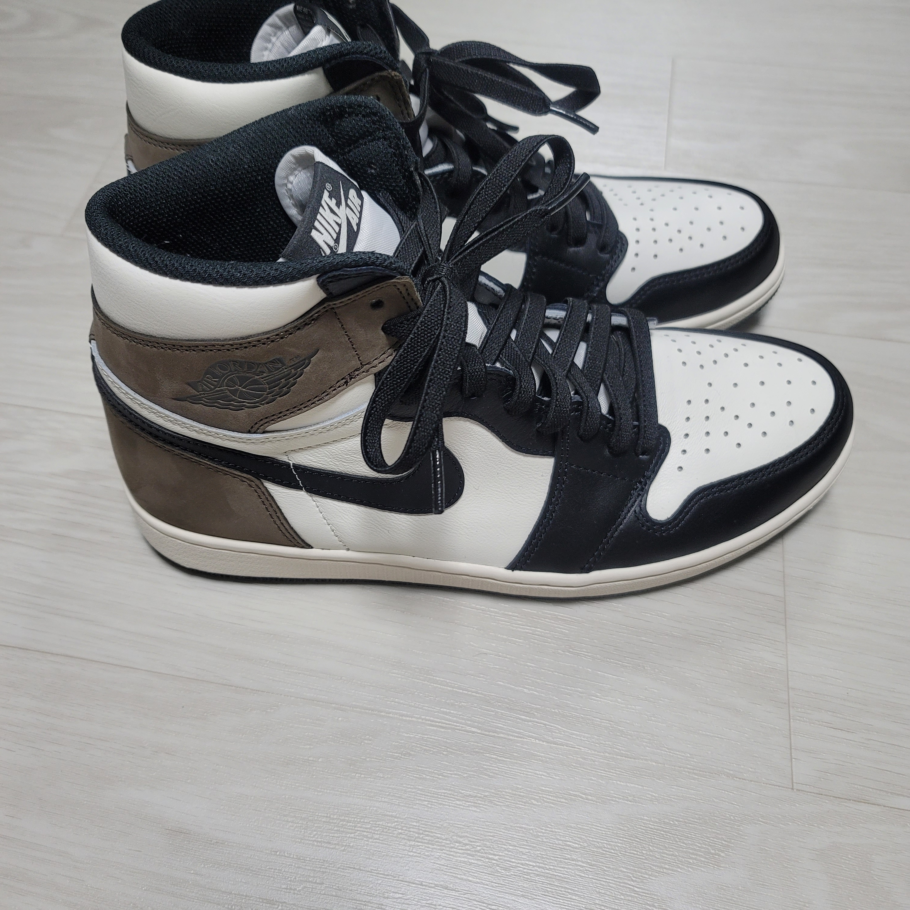 Jordan 1 Retro High OG Black Mocha 착용 스타일 - 3