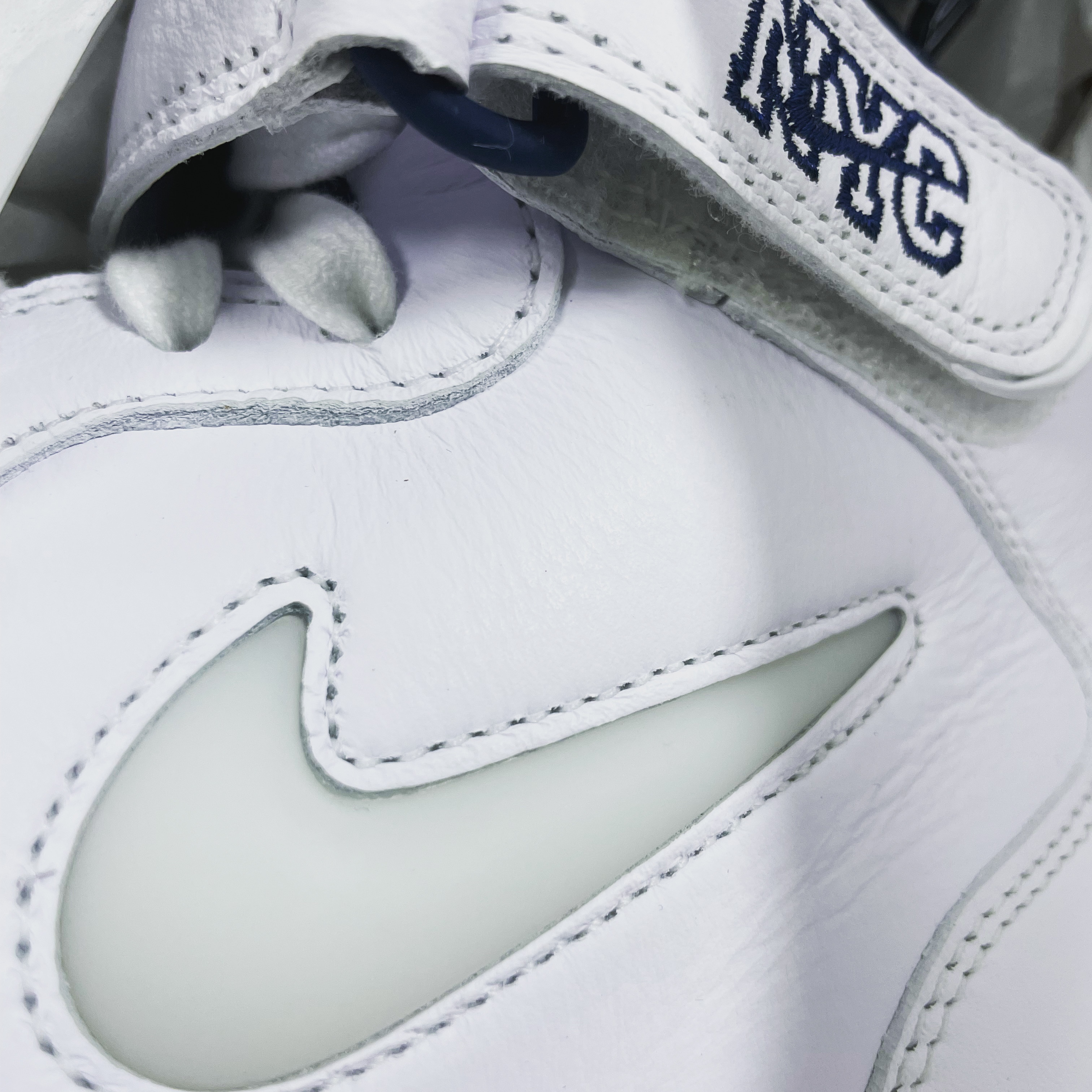 Nike Air Force 1 Mid QS NYC White Midnight Navy 착용 스타일