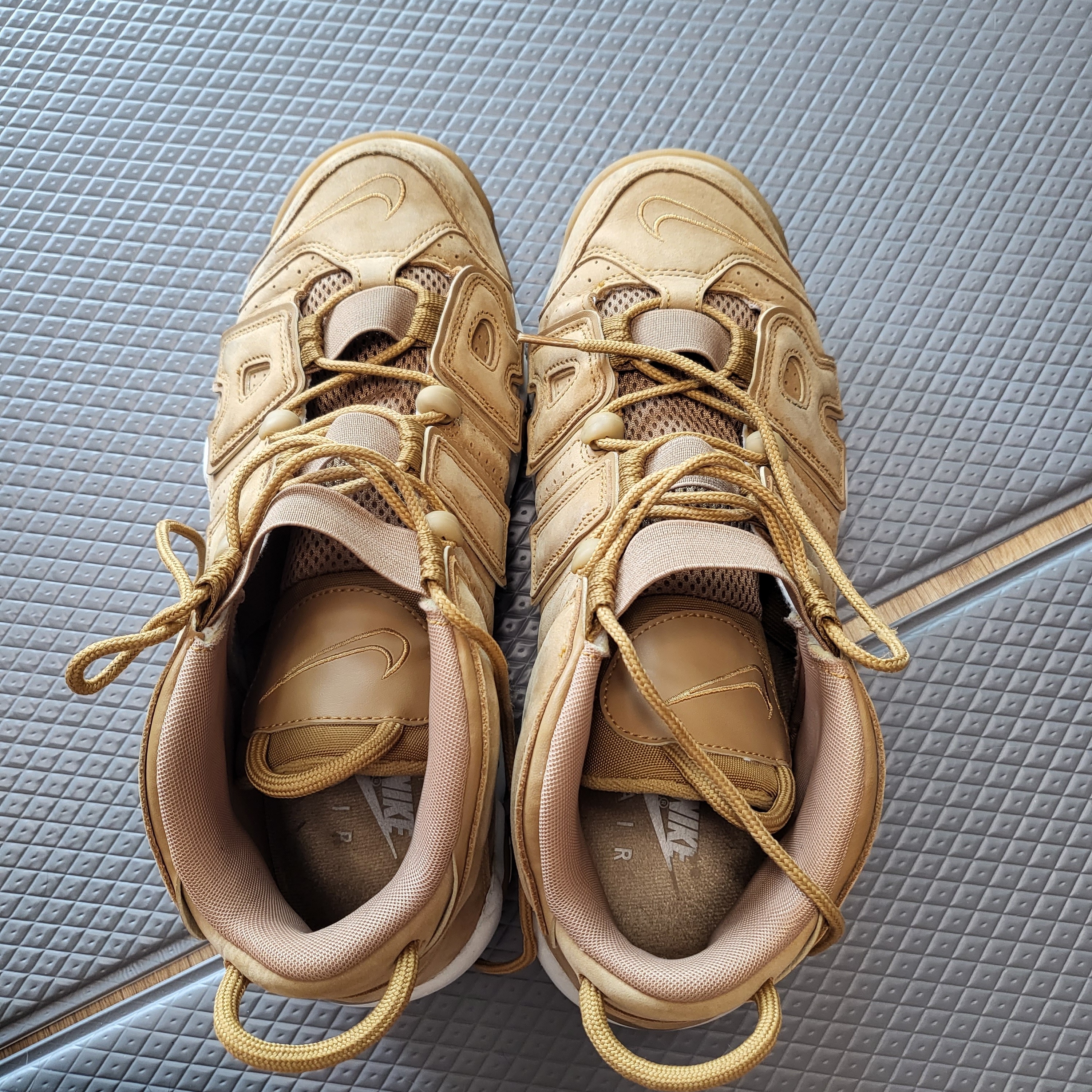 Nike Air More Uptempo Flax 착용 스타일 - 2