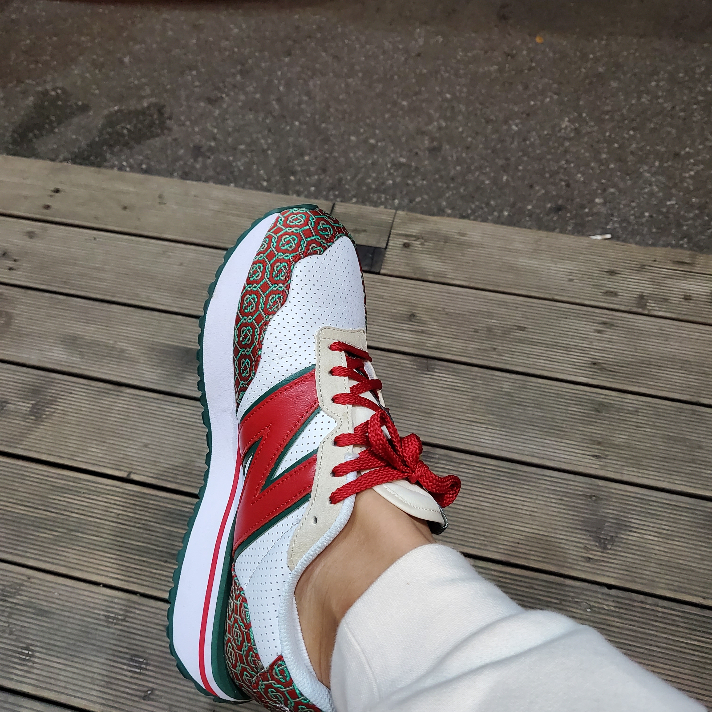New Balance x Casablanca 237 Idealist Monogram Red Green 착용 스타일 - 2