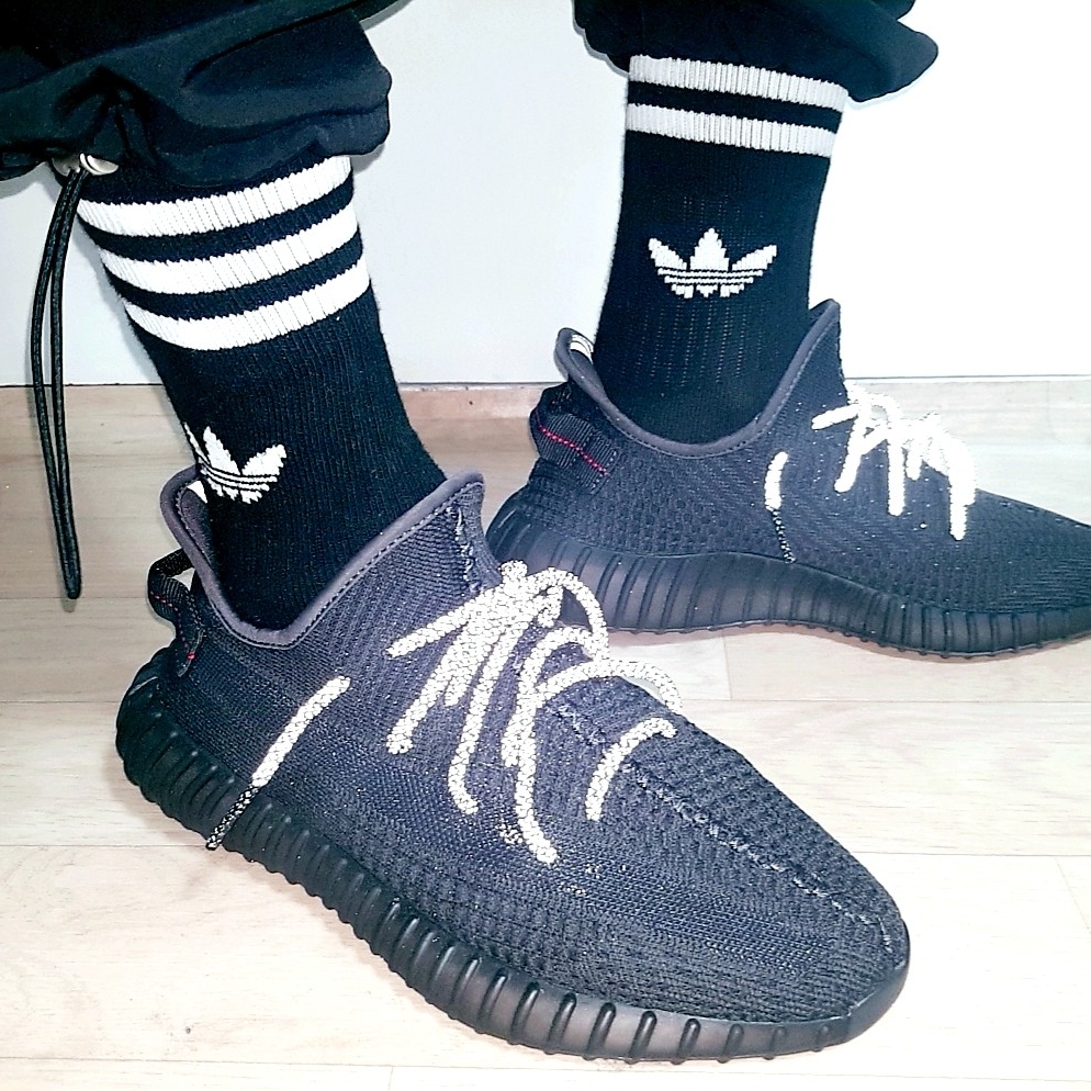 Adidas Yeezy Boost 350 V2 Black - Non-Reflective 착용 스타일 - 1
